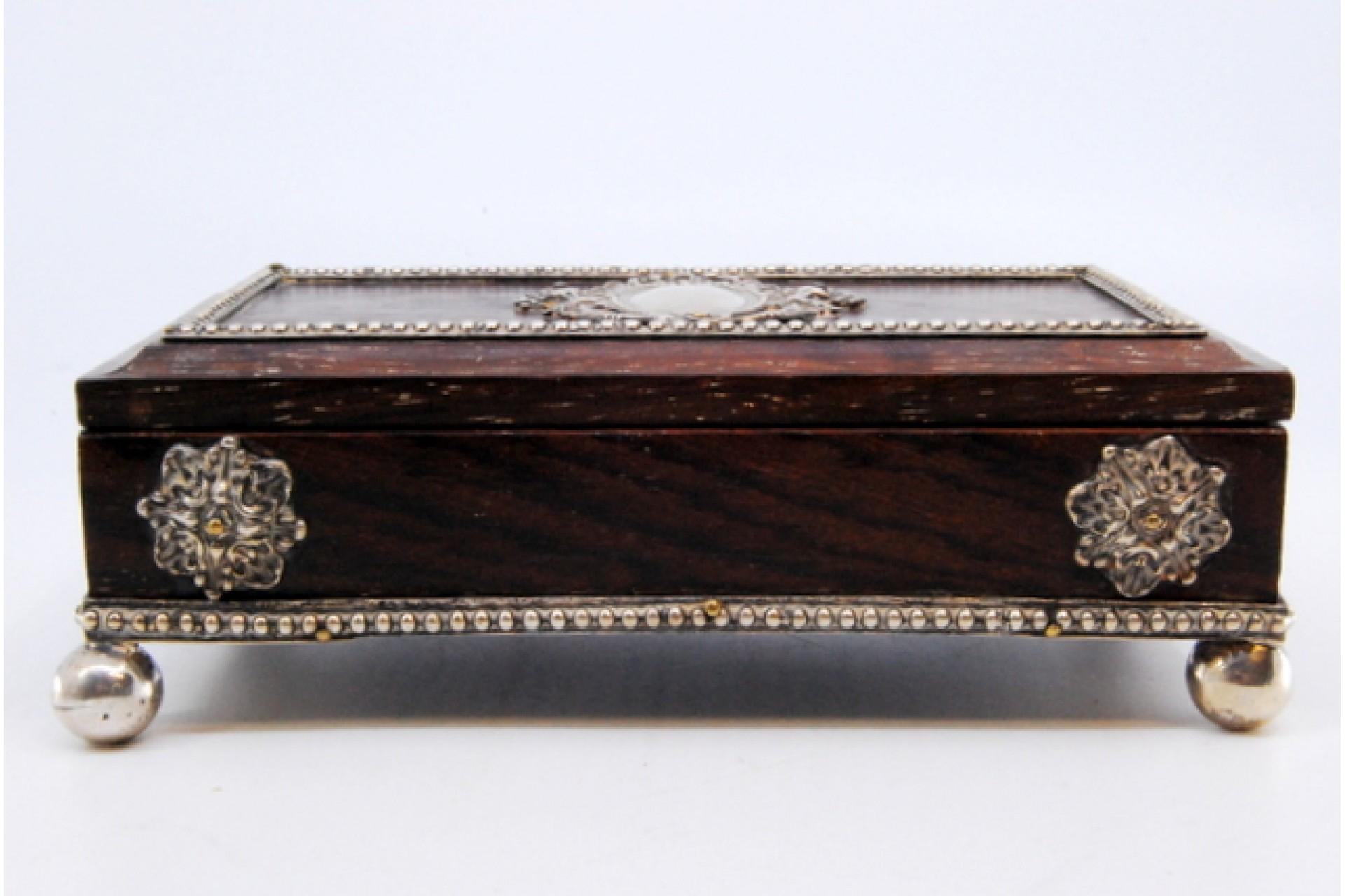 Wooden stamp box with silver applications on the casing and hinged lid In Good Condition For Sale In Porto, PT