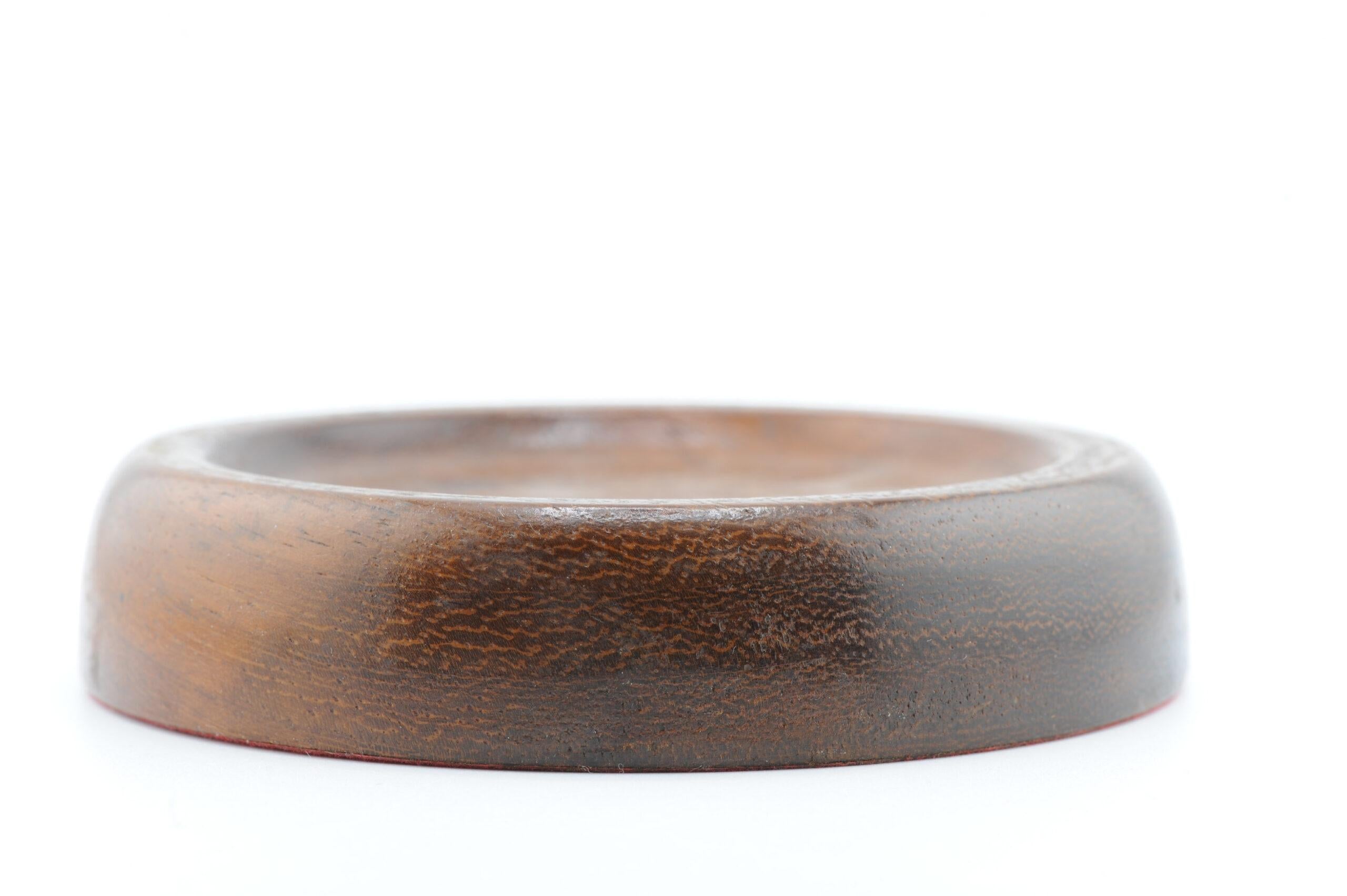 Nous avons ici un joli support en bois

Informations complémentaires :
MATERIAL : Porcelaine et poterie
Région d'origine : Chine
Période : A.I.C. / début 20 c.
Condit : Un peu usé
Dimensions : La taille de la surface utilisable : 9.7 cm