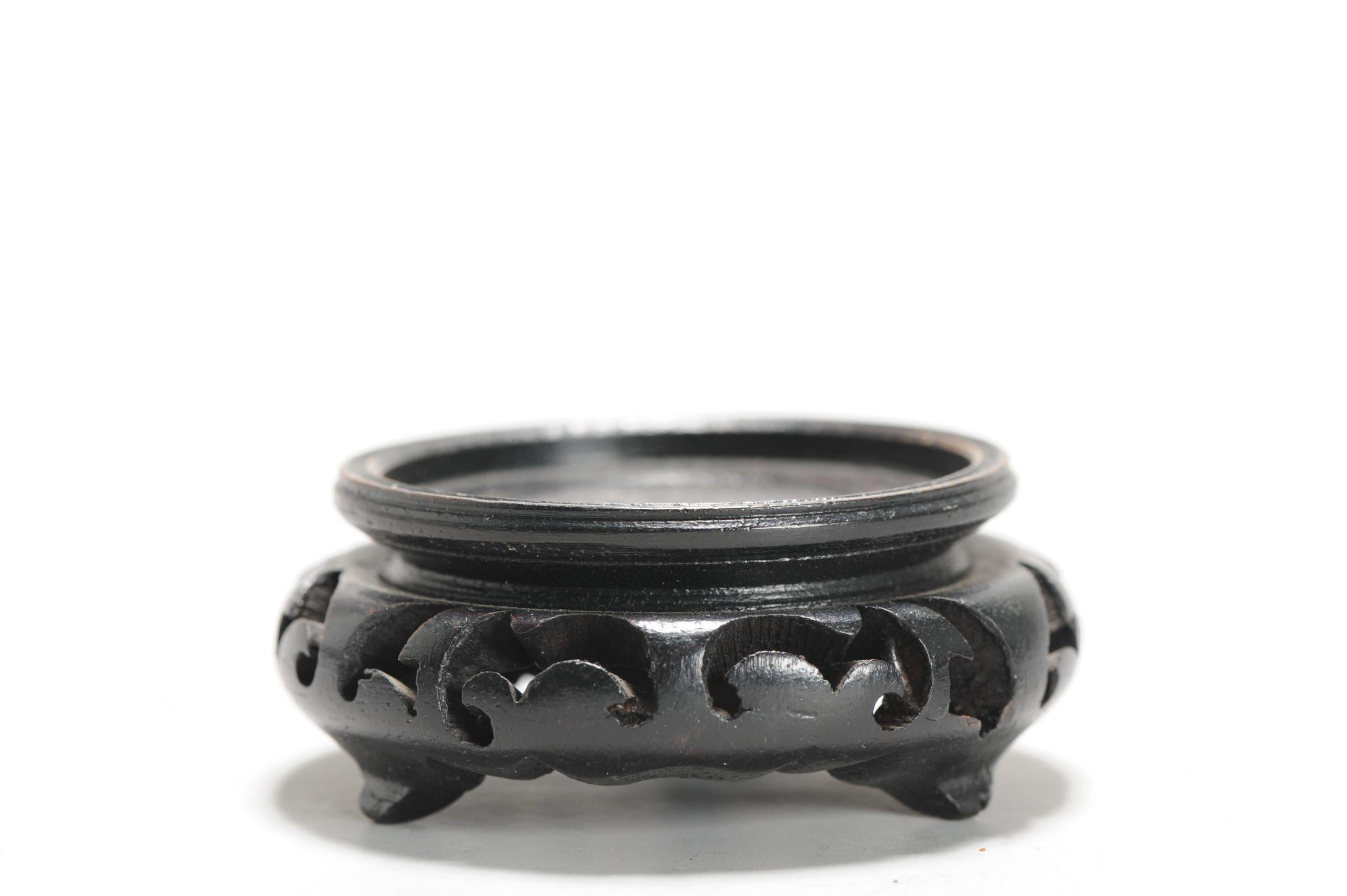 Aquí tenemos un bonito soporte de madera.

Más información:
Material: Porcelana y cerámica
Región de origen: China
Periodo: s. XIX / principios del s. XX
Estado: Bonita pátina
Dimensiones: Tamaño de la superficie útil: 6 cm
