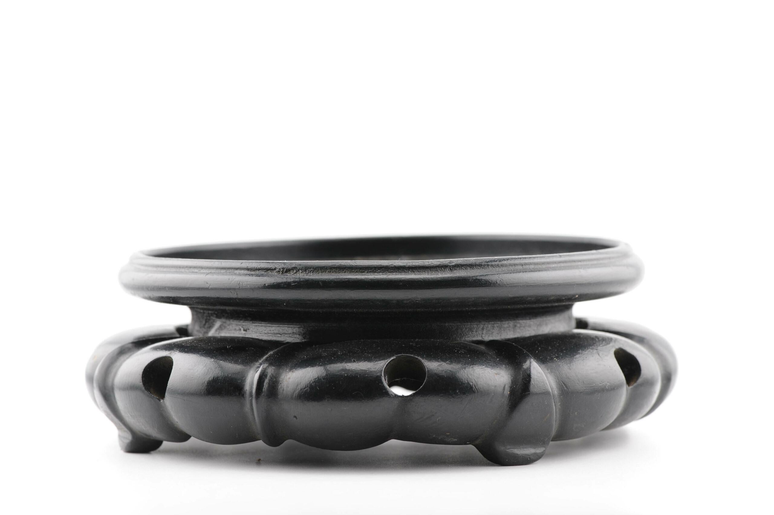 Nous avons ici un joli support en bois

Informations complémentaires :
MATERIAL : Porcelaine et poterie
Région d'origine : Chine
Période : A.I.C. / début 20 c.
Condit : Parfait
Dimensions : Surface utilisable : 14,8 cm