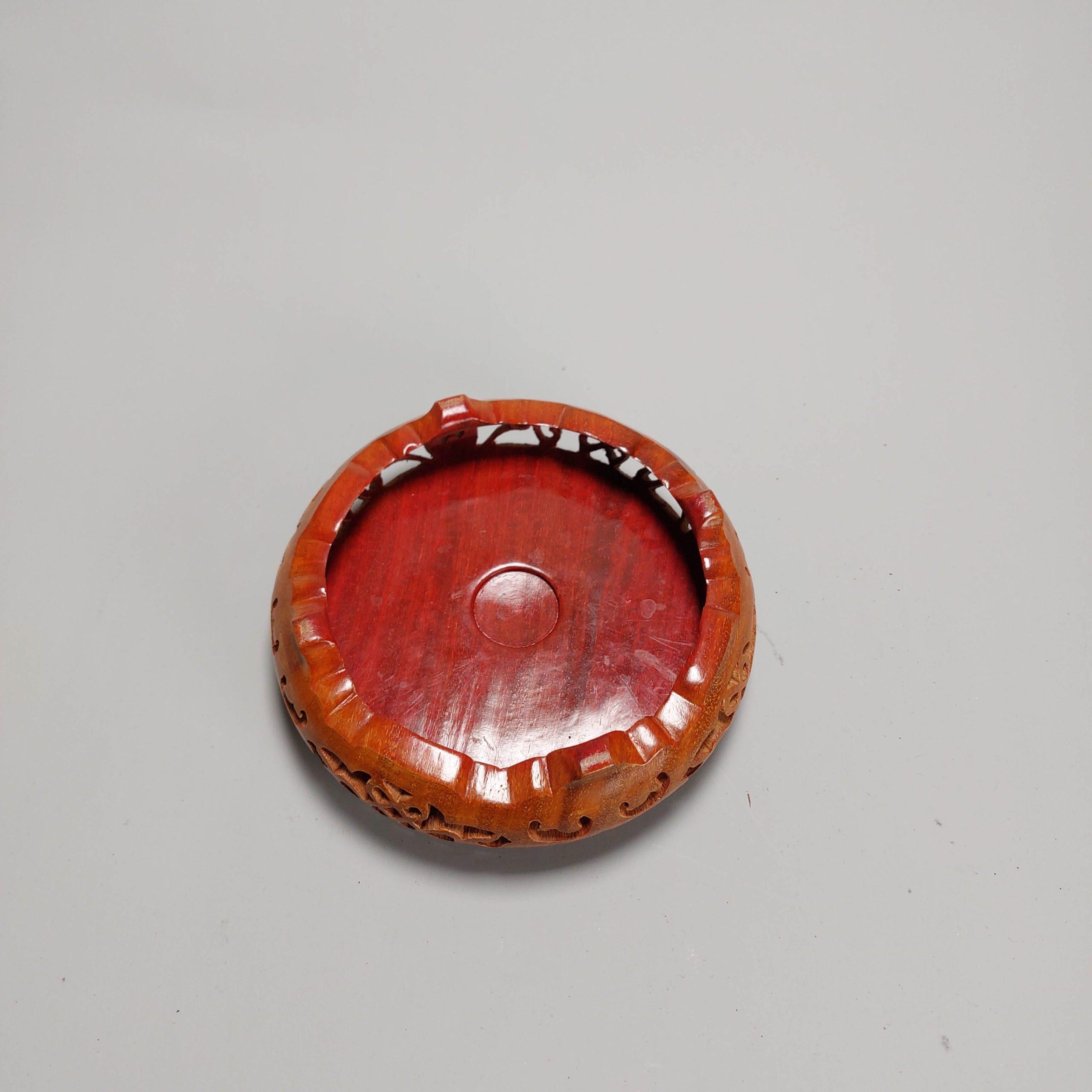 Nous avons ici un joli support d'assiette en bois

Informations complémentaires :
MATERIAL : Porcelaine et poterie
Région d'origine : Chine
Période : A.I.C., 19e ou début 20e C.
Condit : Très bon
Dimensions : La taille de la surface utilisable :