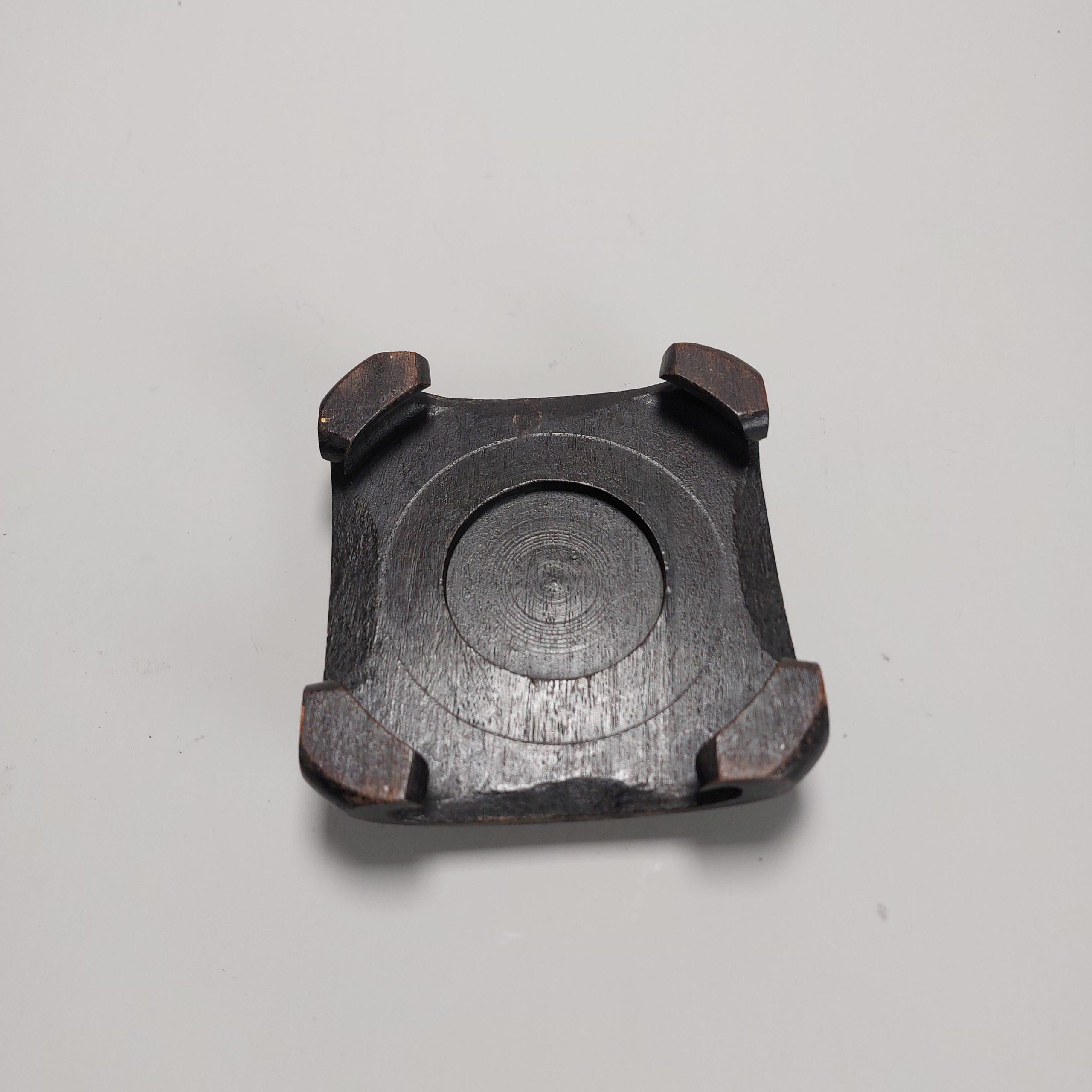Nous avons ici un joli support d'assiette en bois

Informations complémentaires :
MATERIAL : Porcelaine et poterie
Région d'origine : Chine
Période : A.I.C., 19e ou début 20e C.
Condit : Très bon
Dimensions : La taille de la surface utilisable :