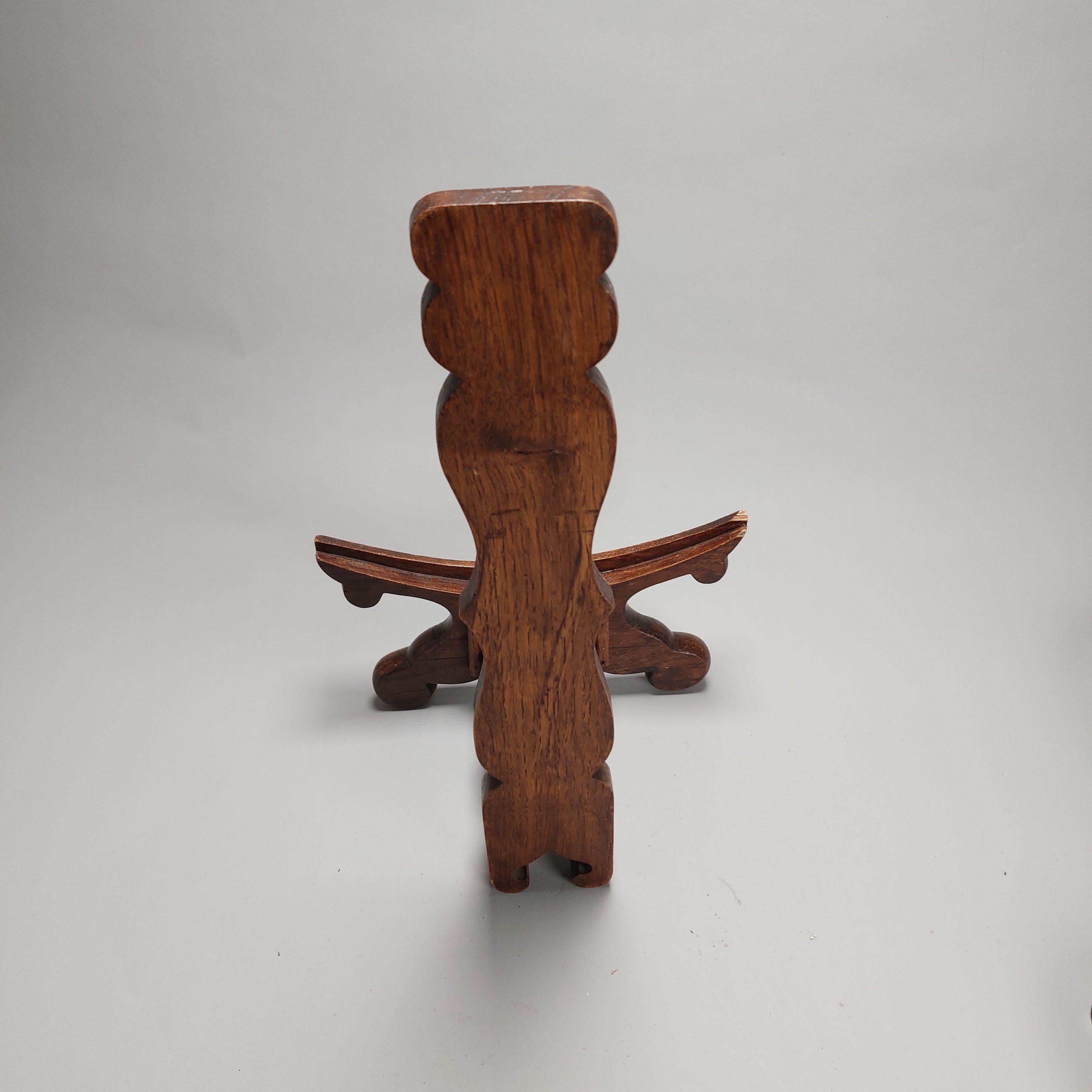 Nous avons ici un joli support de dalle en bois
Utilisable pour les assiettes et les assiettes creuses de plus de 32  cm

Informations complémentaires :
MATERIAL : Porcelaine et poterie
Région d'origine : Chine
Période : A.I.C., début et milieu du