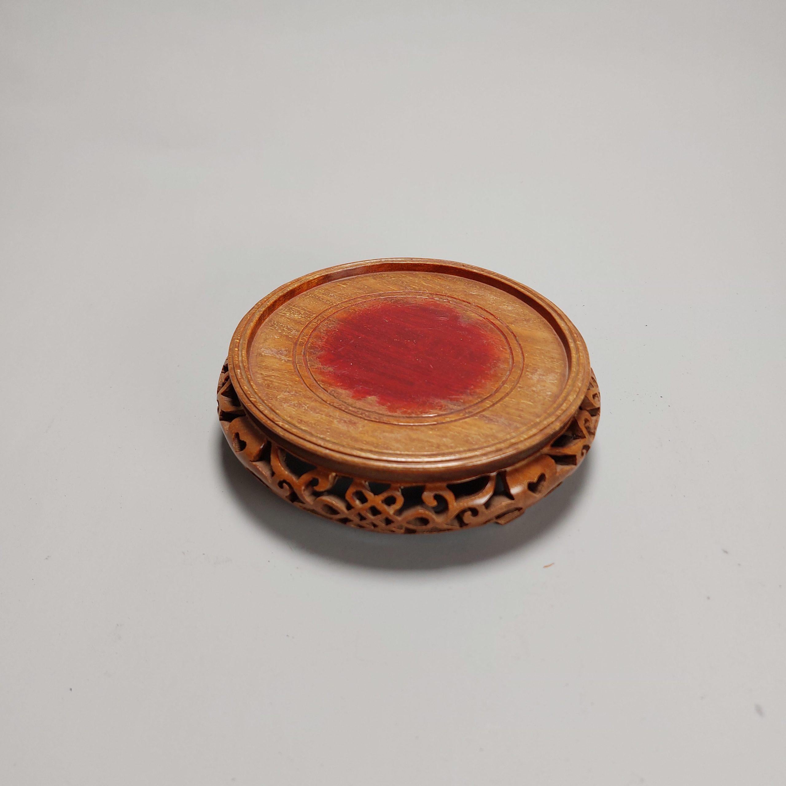 Chinois Stand en bois pour porcelaine ancienne chinoise ou japonaise, 19e/20e siècle en vente