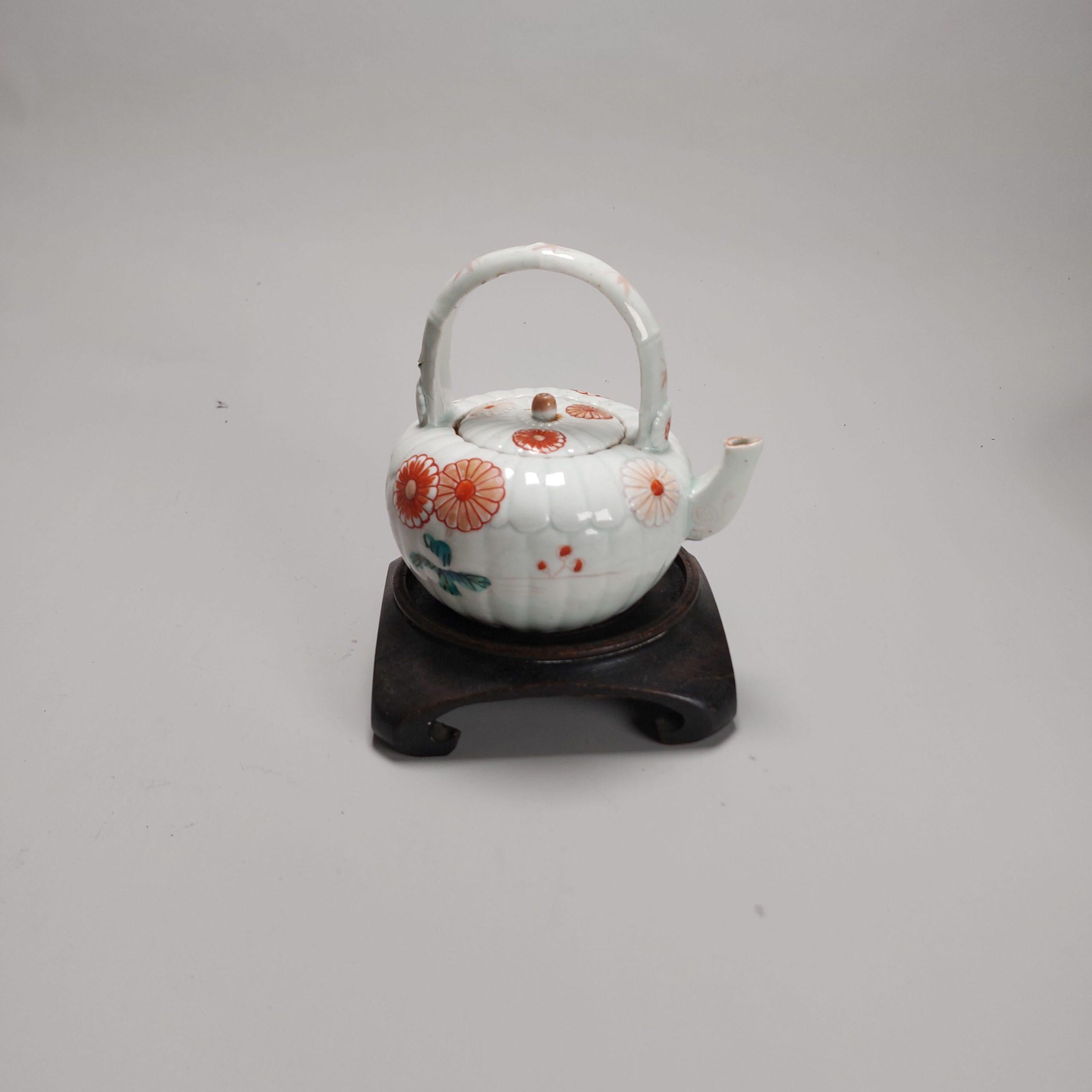 Stand en bois pour porcelaine ancienne chinoise ou japonaise, 19e-20e siècle Excellent état - En vente à Amsterdam, Noord Holland