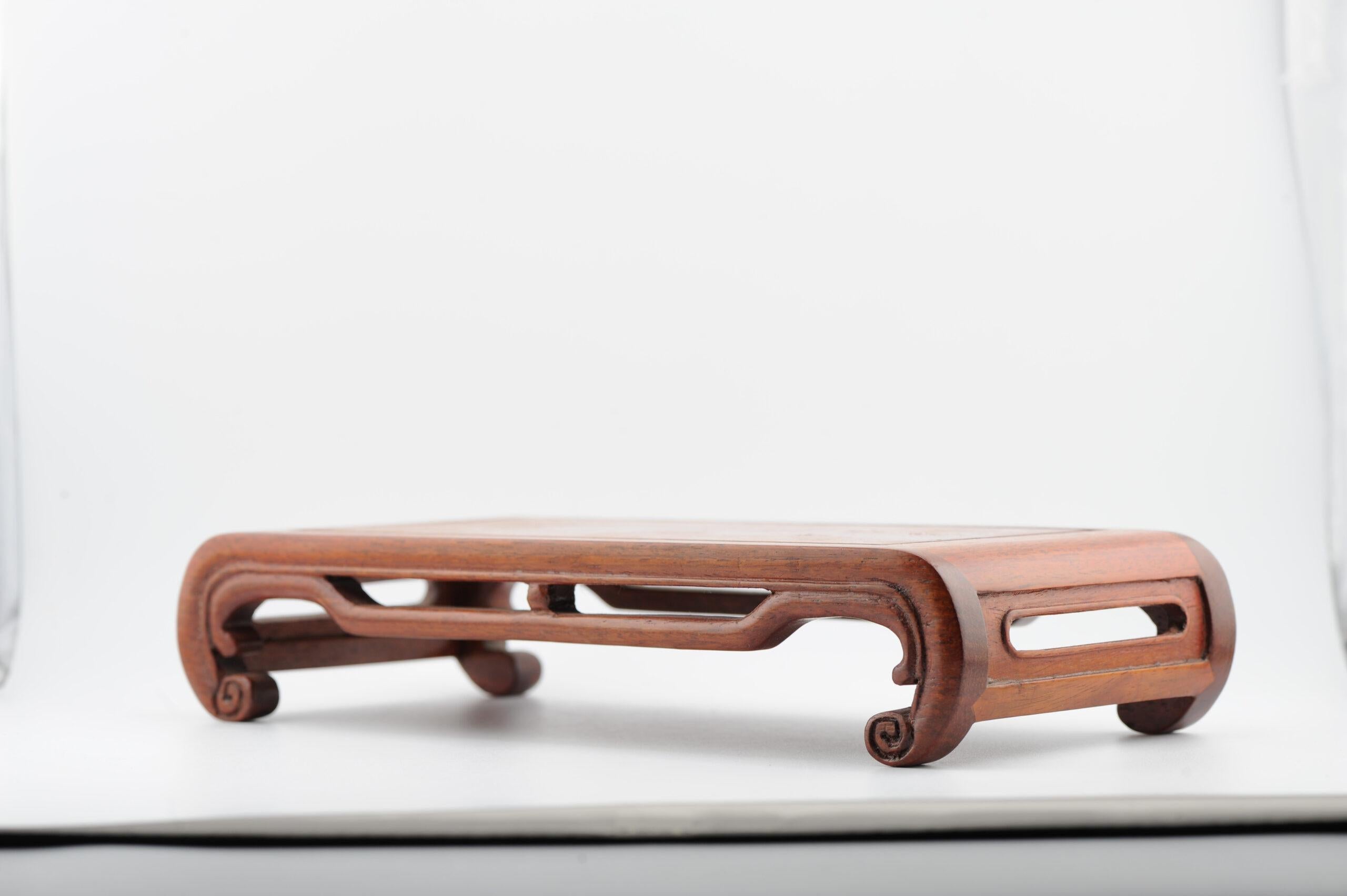 Nous avons ici un joli support en bois

Informations complémentaires :
MATERIAL : Porcelaine et poterie
Région d'origine : Chine
Période : A.I.C. / début 20 c.
Condit : Parfait
Dimensions : Taille de la surface utilisable : 22 x 11 cm