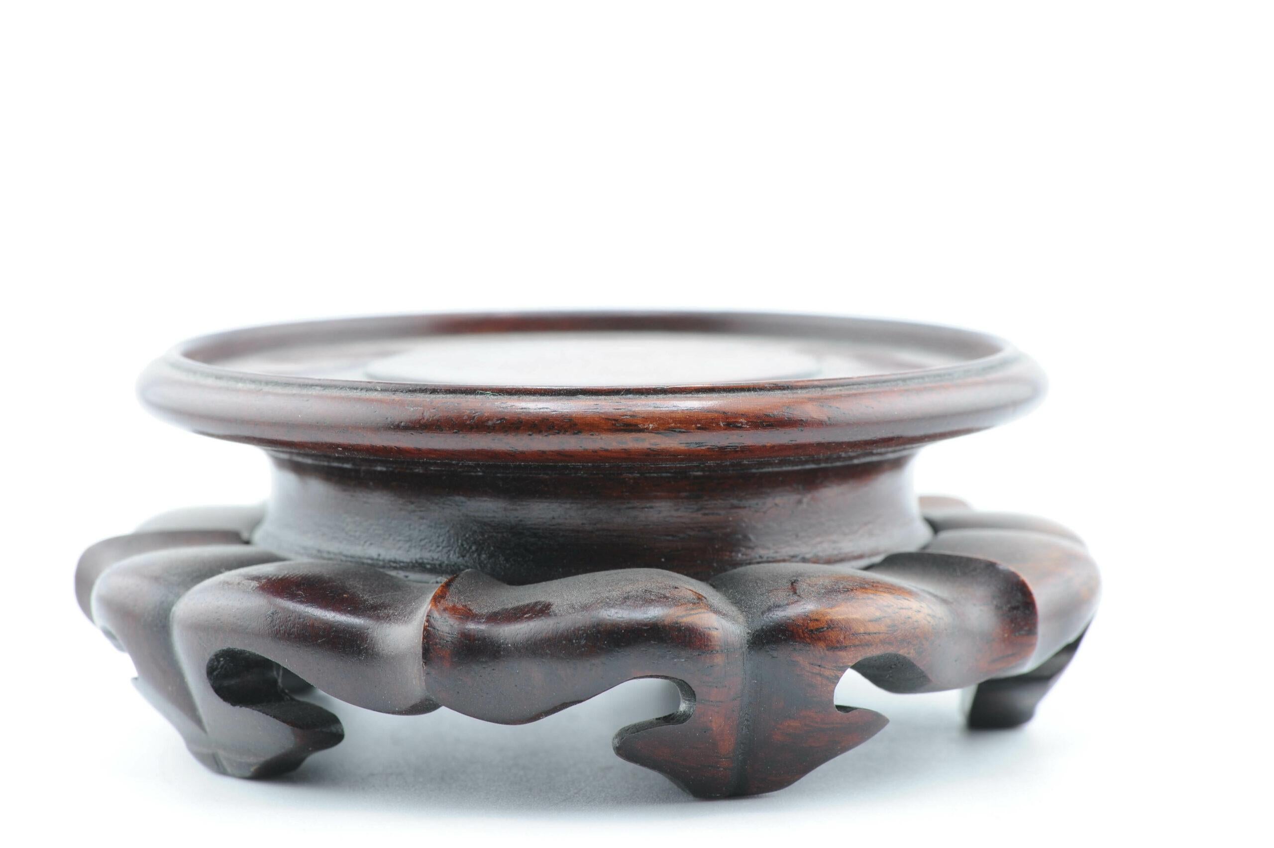 Aquí tenemos un bonito soporte de madera

Más información:
Material: Porcelana y cerámica
Región de origen: China
Periodo: s. XIX / principios del s. XX
Estado de conservación: Daños en la llanta
Dimensiones: Tamaño de la superficie útil: 8.8 cm