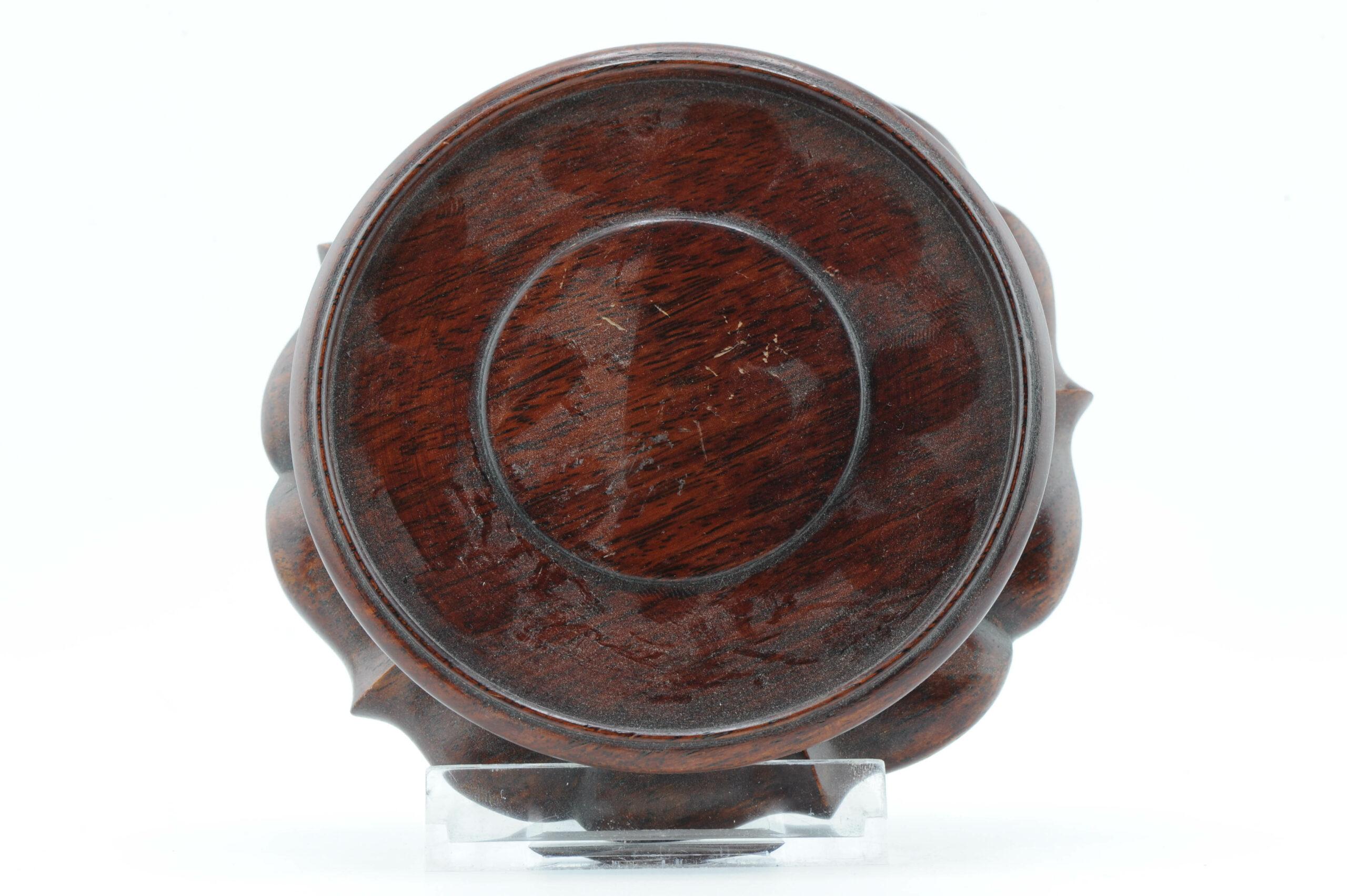 Soporte de madera para porcelana china o japonesa Antiguo, S. XIX/XX en Bueno estado para la venta en Amsterdam, Noord Holland