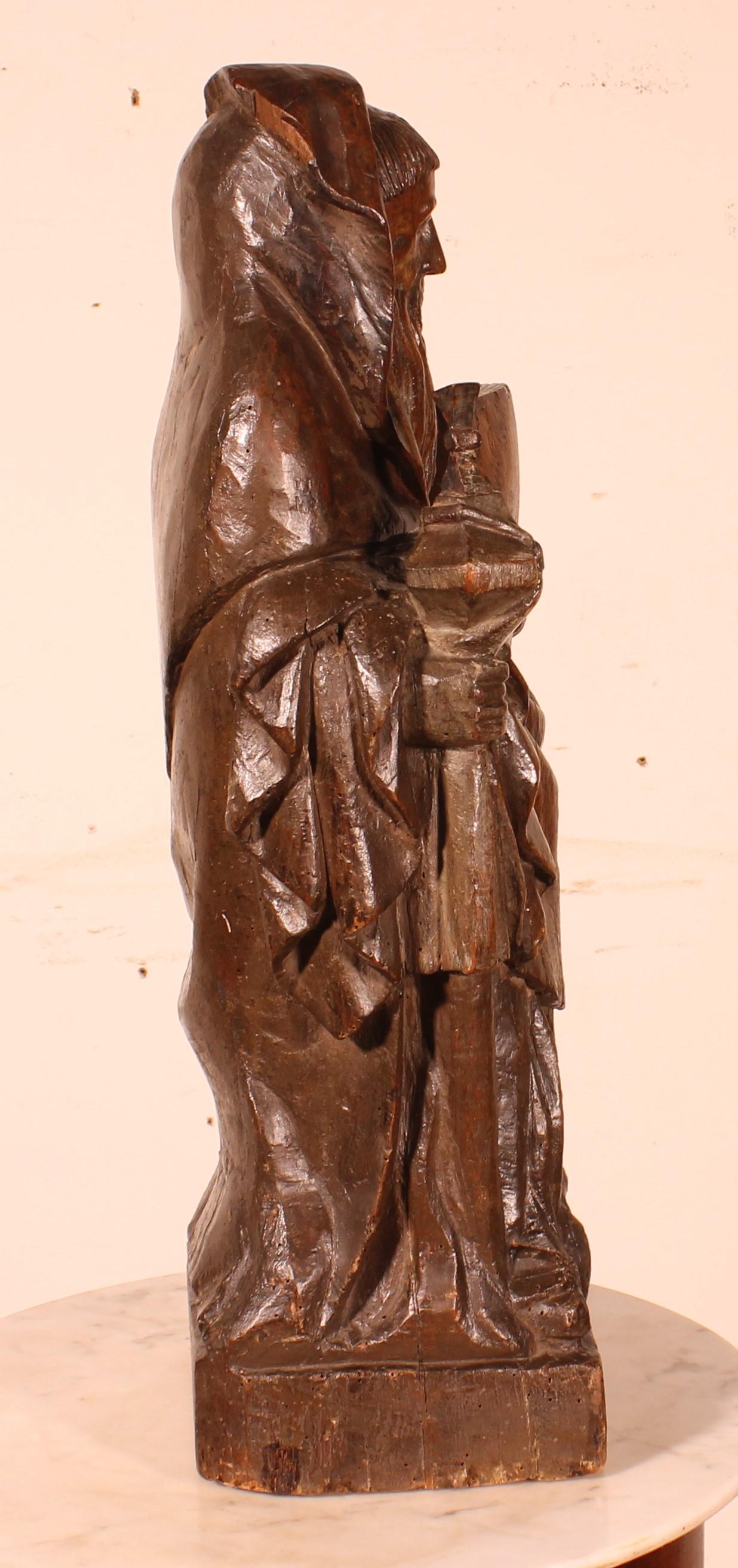 Holzstatue eines Monken mit einer Bibel und einem Ziborium aus dem 16. Jahrhundert im Angebot 3