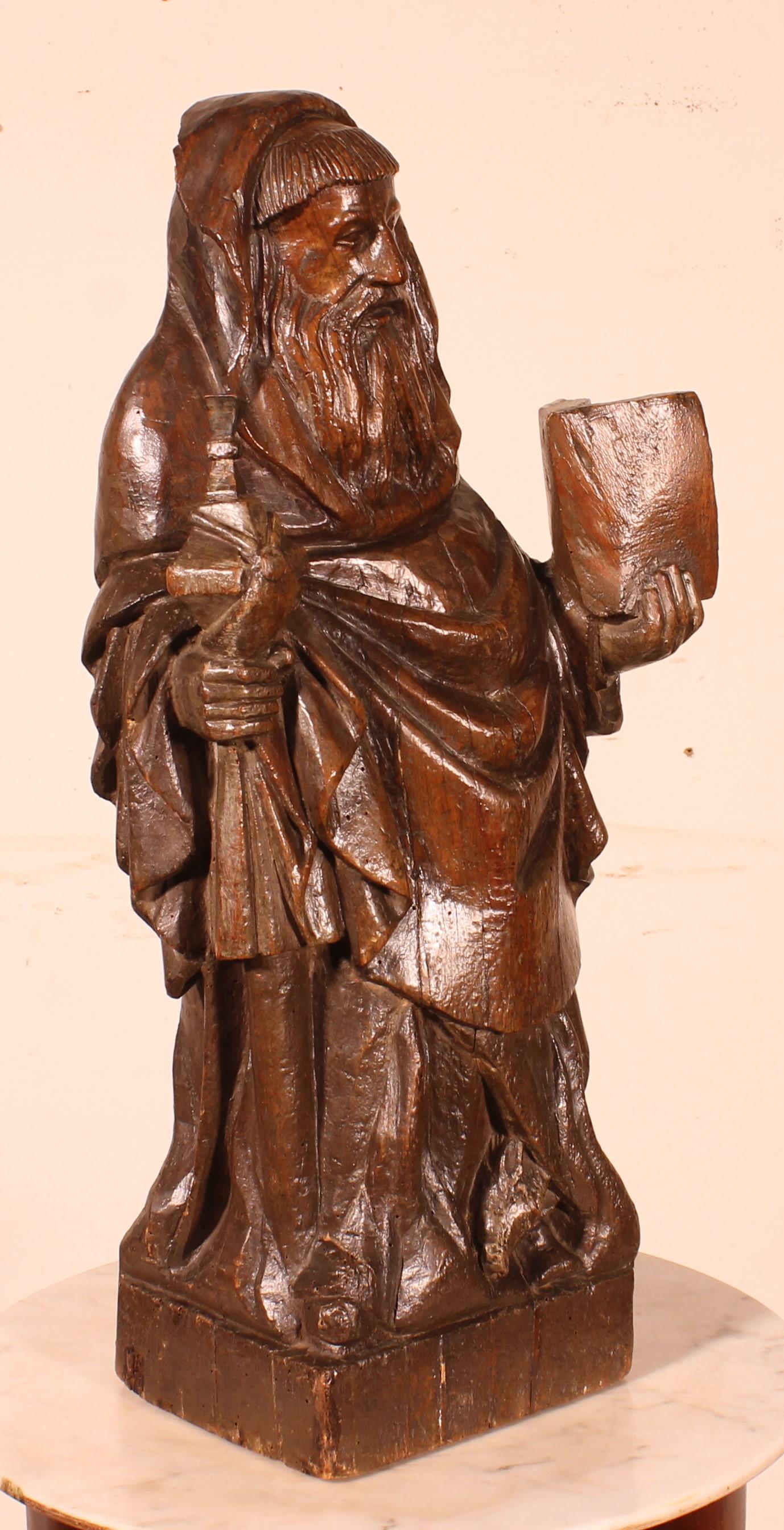 Holzstatue eines Monken mit einer Bibel und einem Ziborium aus dem 16. Jahrhundert im Angebot 4