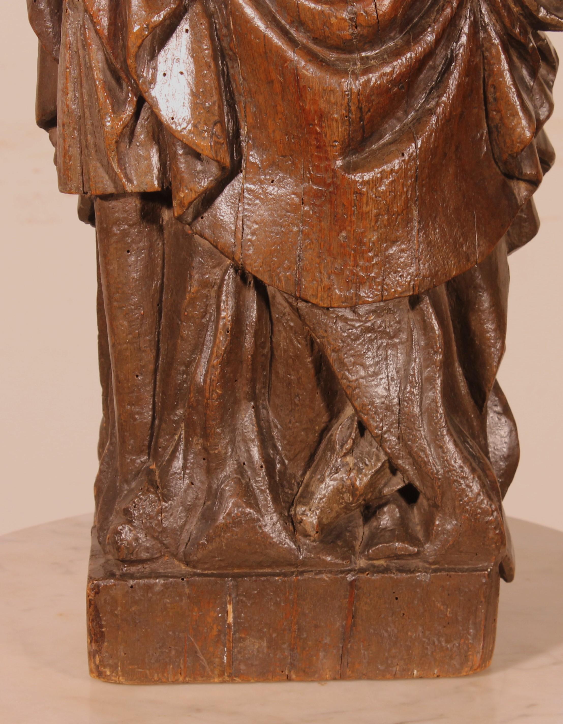 Holzstatue eines Monken mit einer Bibel und einem Ziborium aus dem 16. Jahrhundert im Angebot 6