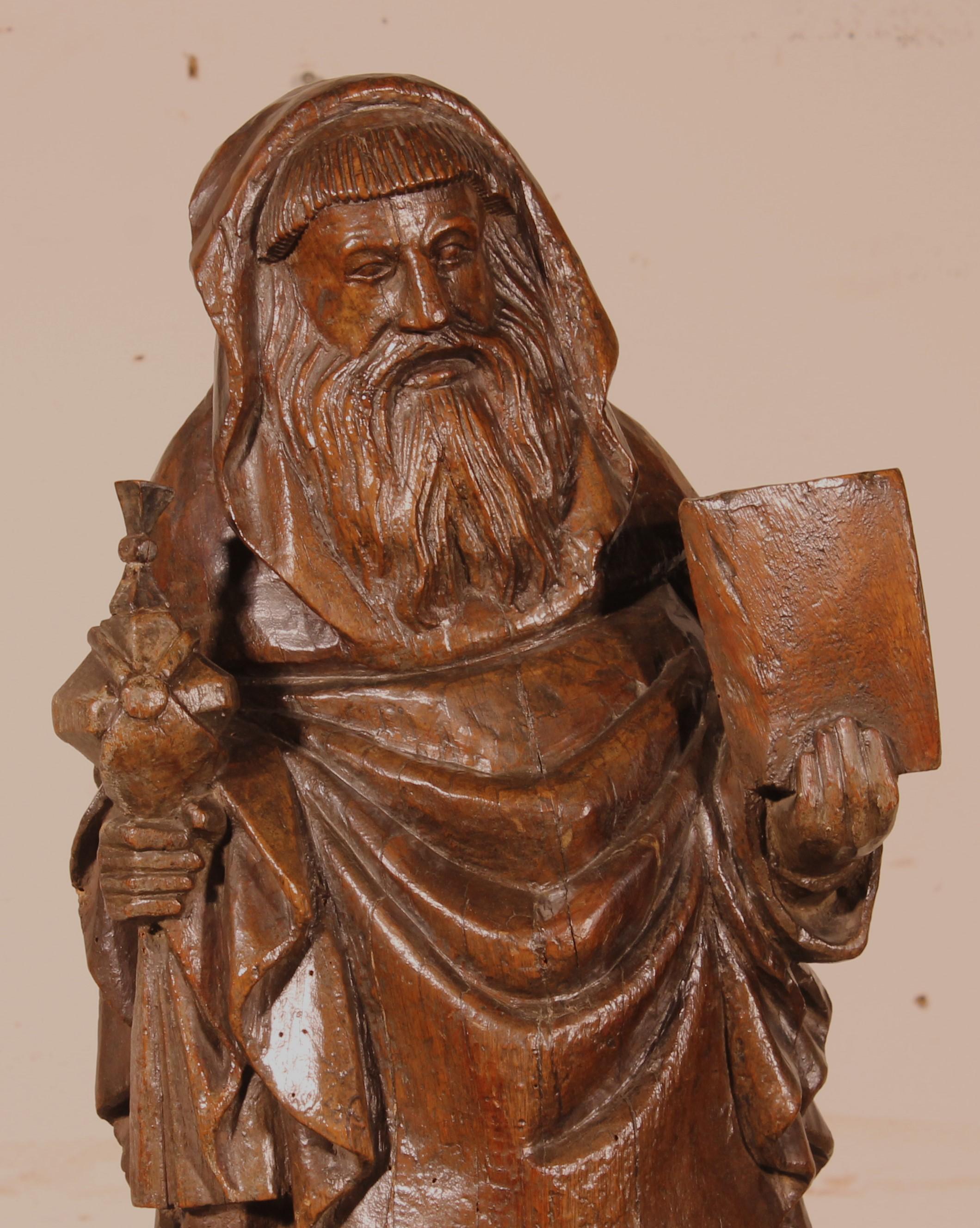 Holzstatue eines Monken mit einer Bibel und einem Ziborium aus dem 16. Jahrhundert (Renaissance) im Angebot