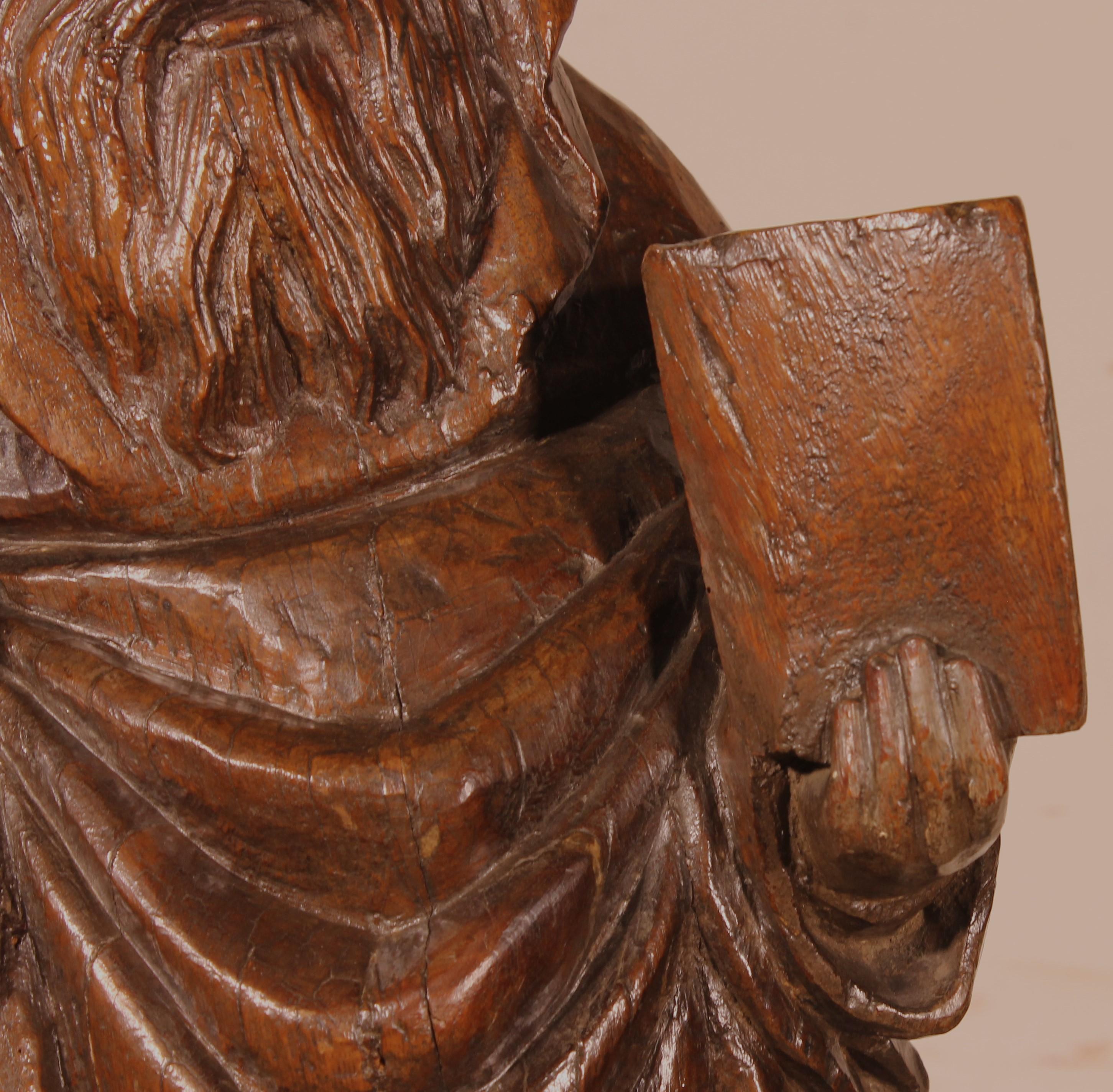 Holzstatue eines Monken mit einer Bibel und einem Ziborium aus dem 16. Jahrhundert (Deutsch) im Angebot