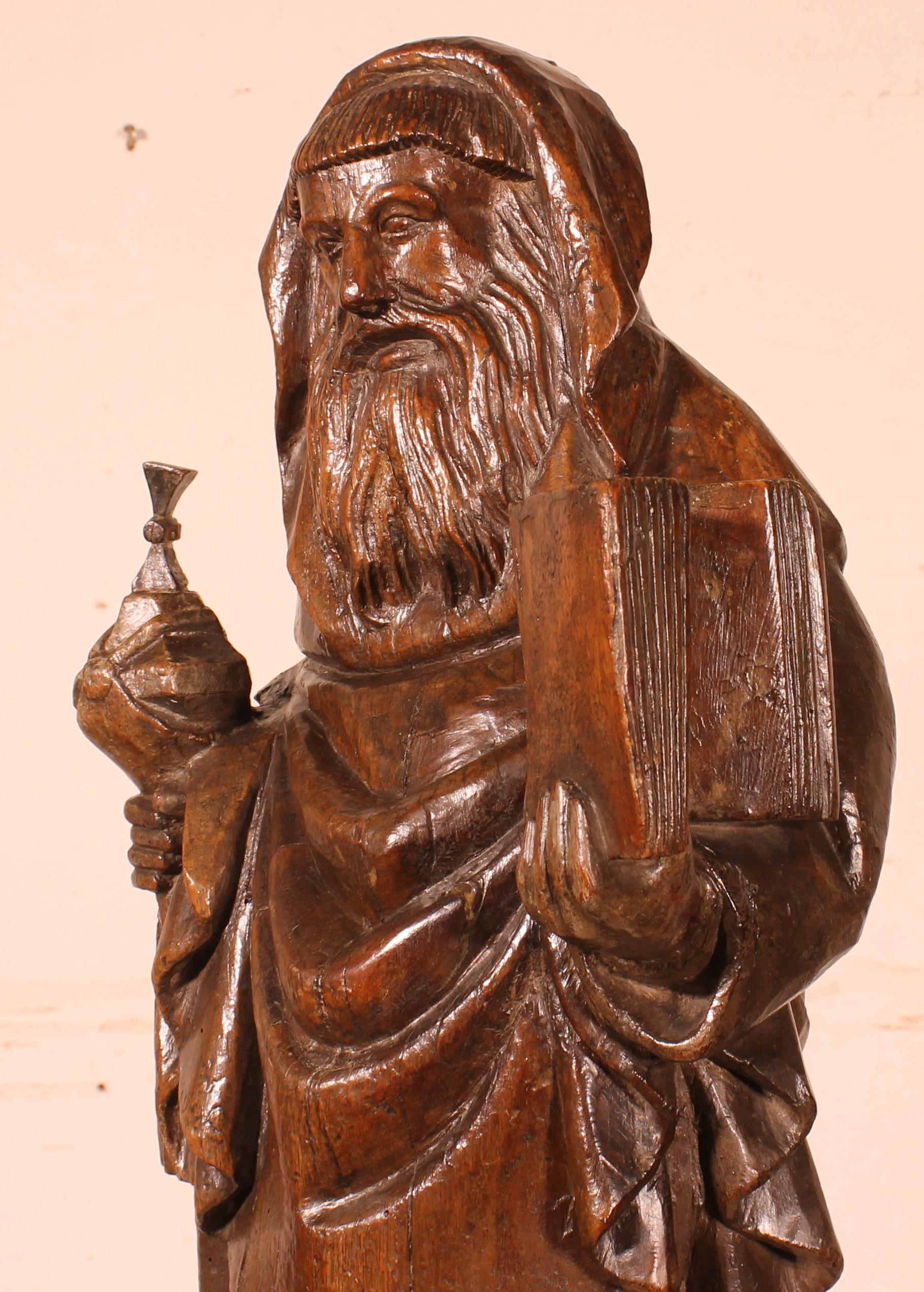Holzstatue eines Monken mit einer Bibel und einem Ziborium aus dem 16. Jahrhundert (Eichenholz) im Angebot