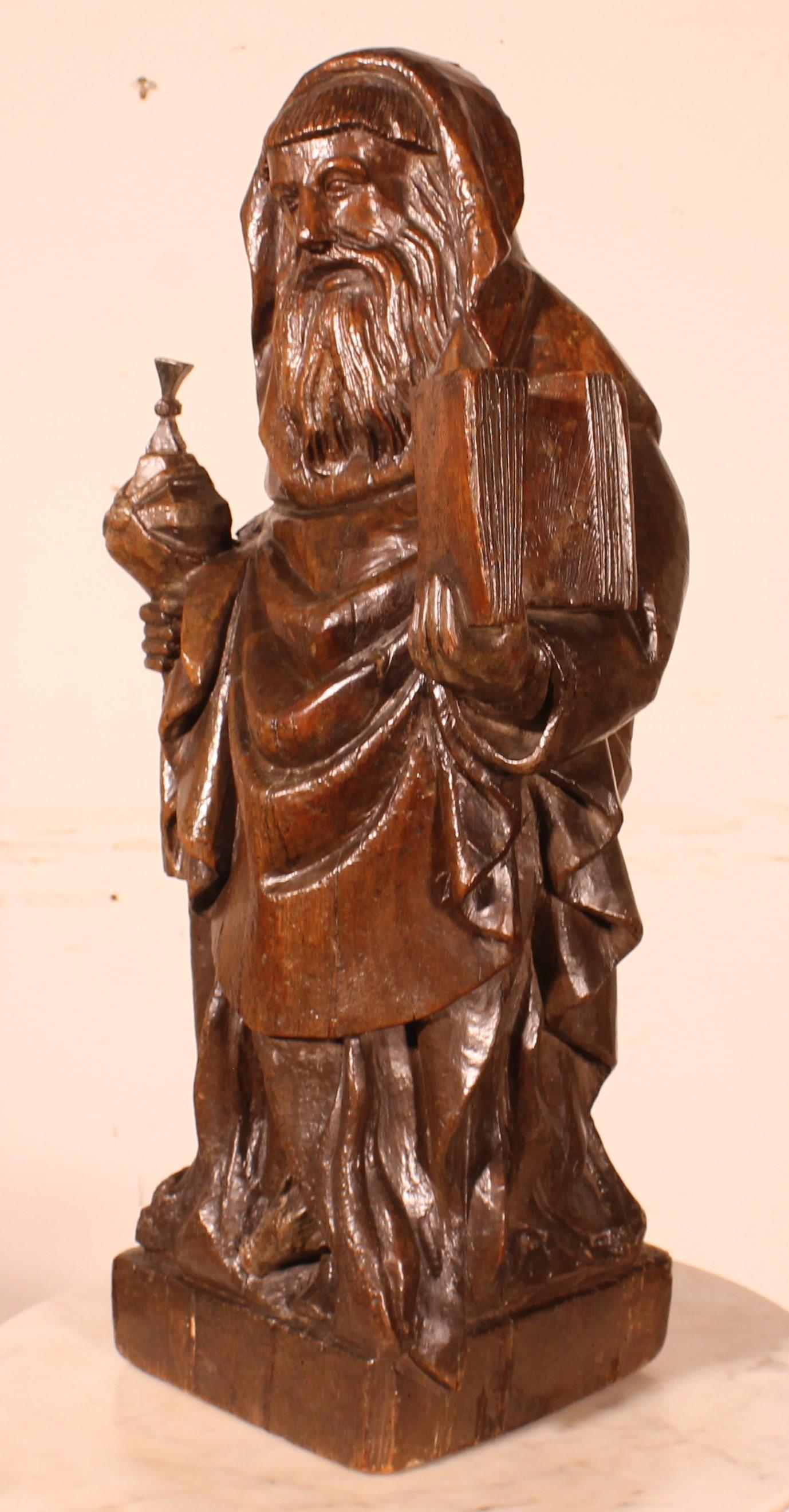 Holzstatue eines Monken mit einer Bibel und einem Ziborium aus dem 16. Jahrhundert im Angebot 1