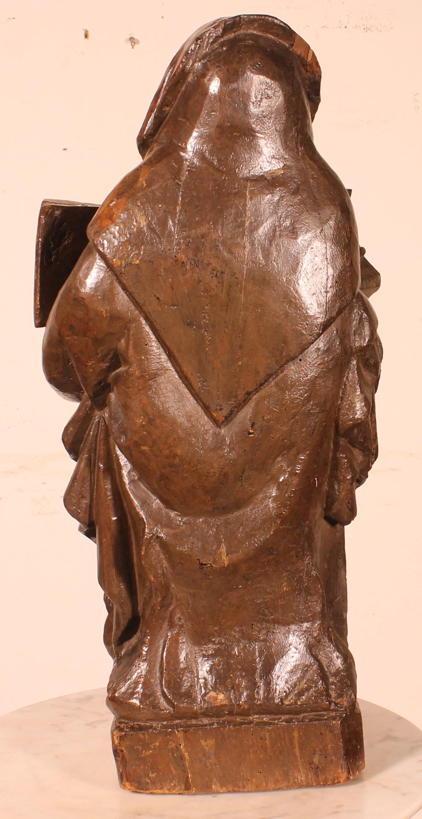 Holzstatue eines Monken mit einer Bibel und einem Ziborium aus dem 16. Jahrhundert im Angebot 2