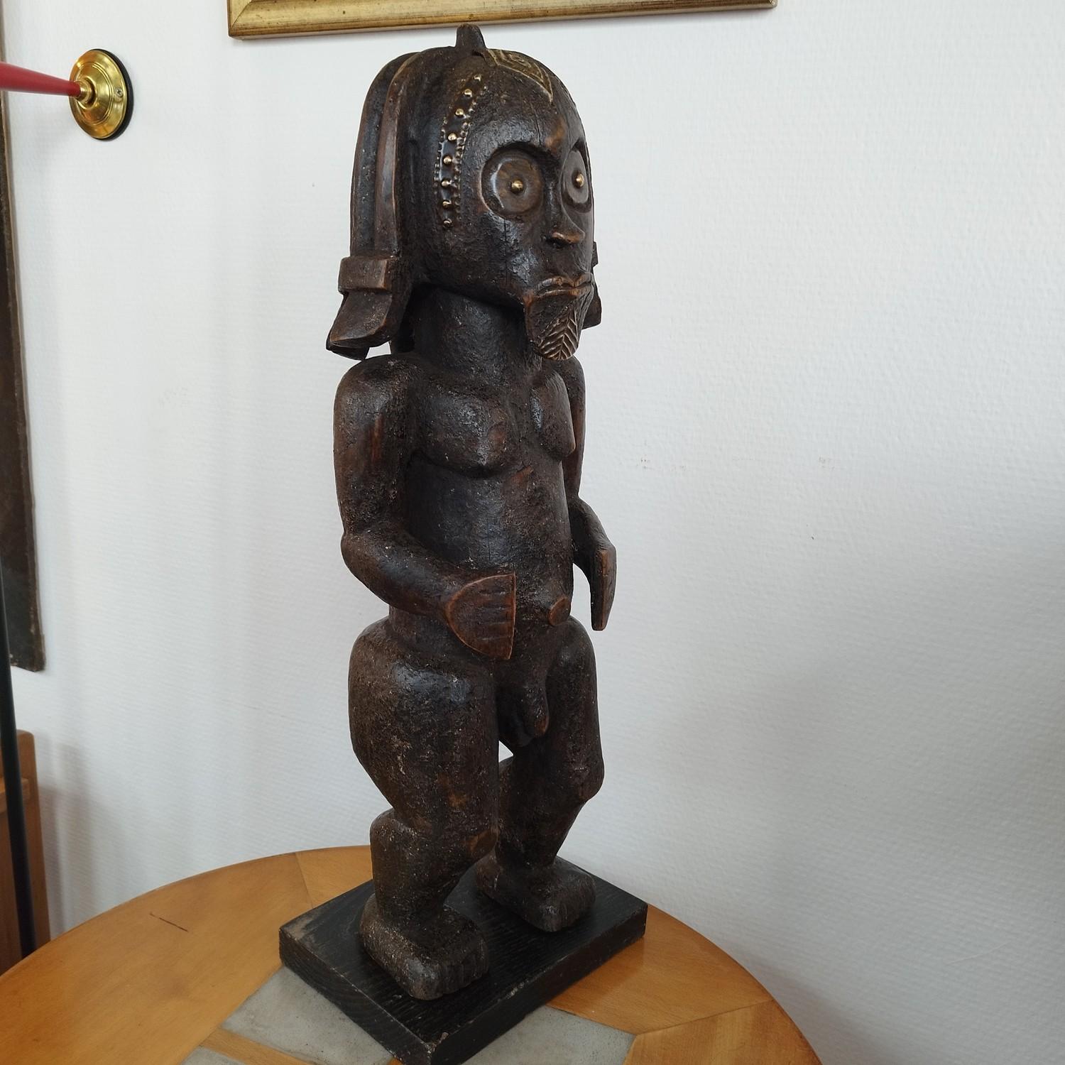 Wooden statue of a warrior In Fair Condition For Sale In NANTES, FR