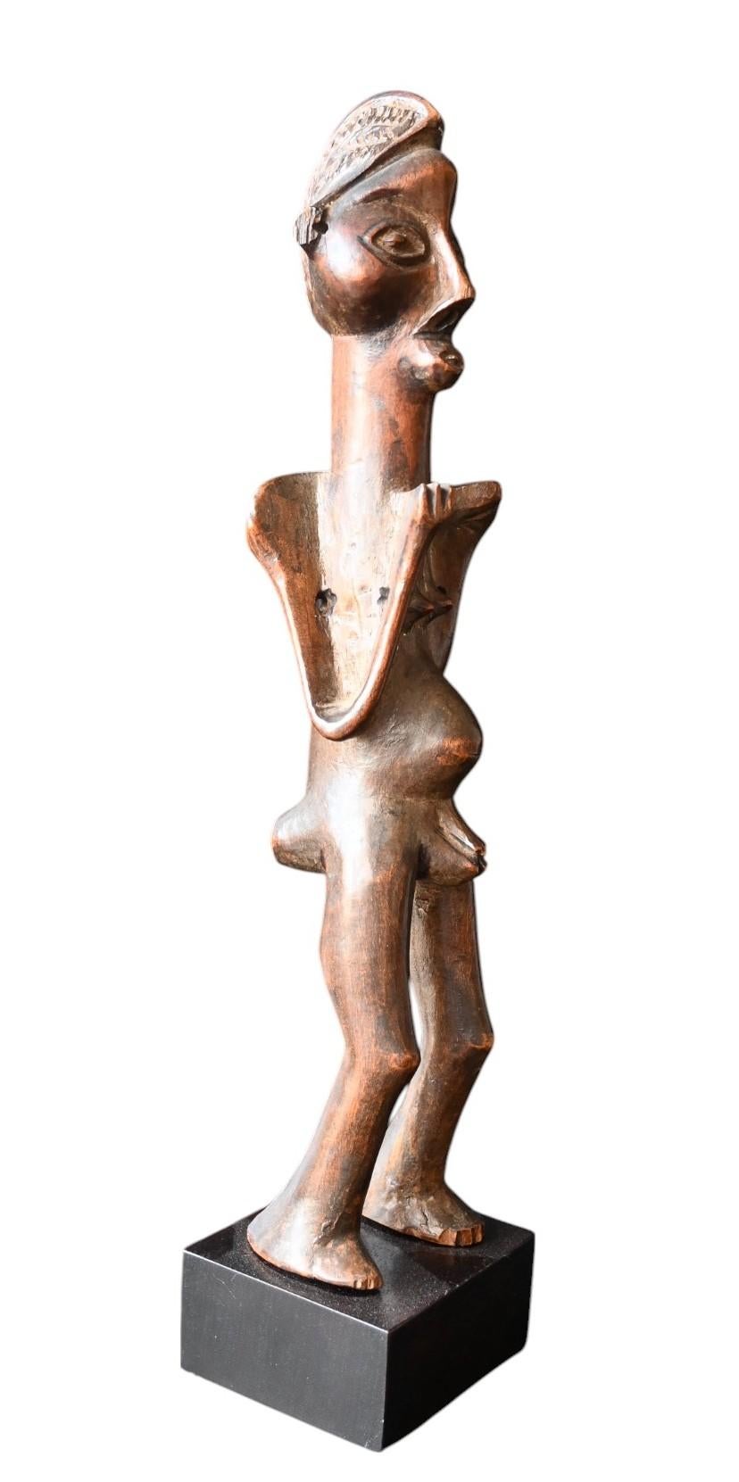 Holzstatue des Suku-Stammes - Kongo - Anfang des 20. Jahrhunderts
Ex. Belgische Kolonialsammlung  Ex. Kellim Brown, Brüssel  Ex. Zemanek-Münster

Eine hervorragende Holzstatue, die vom Volk der Suku aus dem Südwesten der heutigen Demokratischen