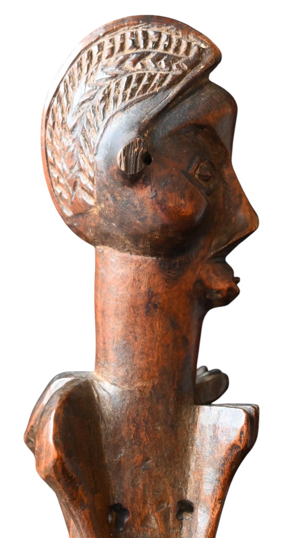 Holzstatue des Suku-Stammes - Kongo - Anfang des 20. Jahrhunderts im Angebot 3
