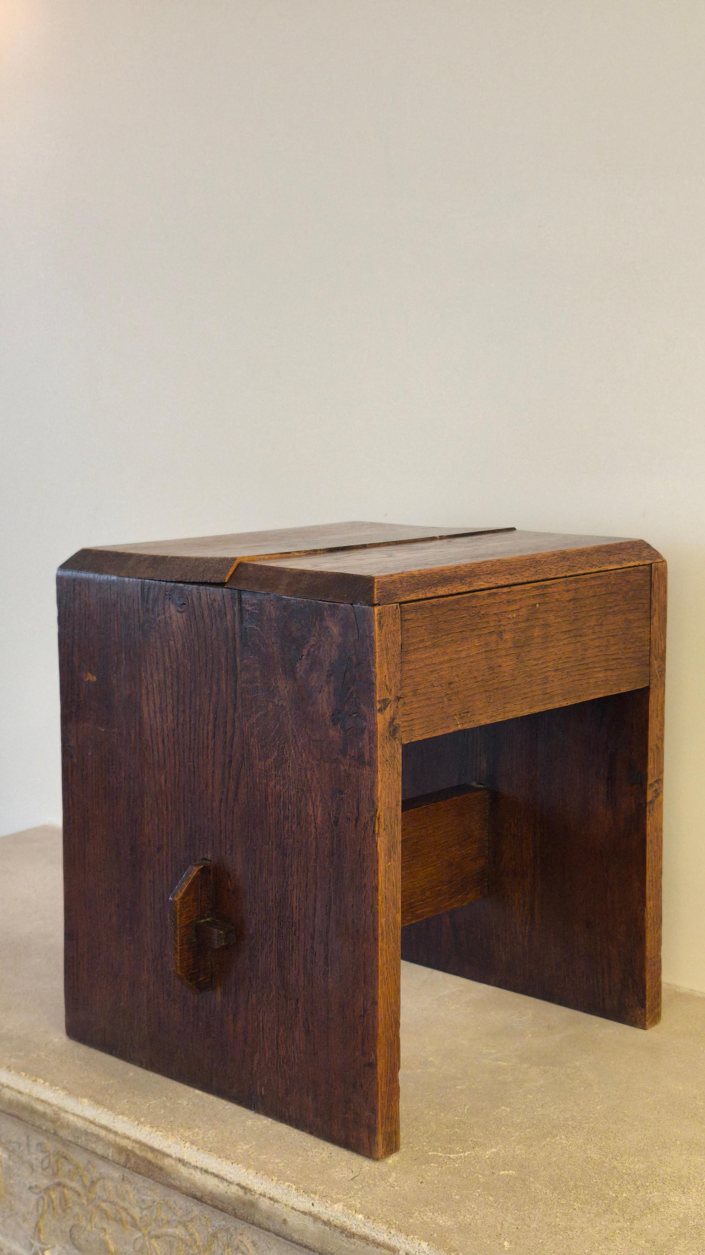 Hervorragender Holzhocker aus den 1910er oder 1920er Jahren; Arts and Crafts-Periode, Art Nouveau.
.
Nicht identifiziert, aber ähnlich wie einige Werke von Gustav Stickley.
.
Abmessungen:

Höhe: 40 cm
Tiefe: 36 cm
Breite: 36 cm
Sitzhöhe: 40