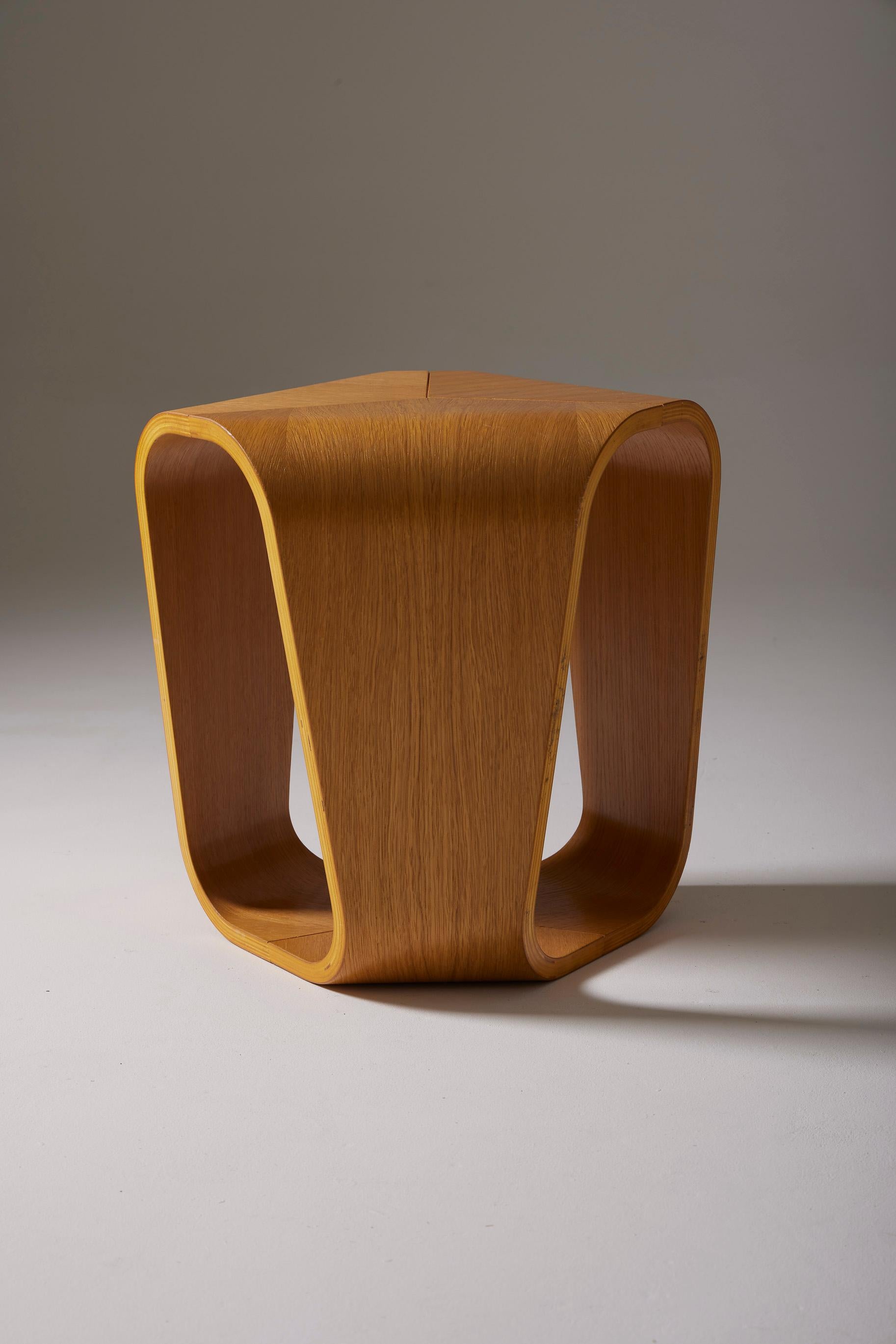 Holzhocker oder Beistelltisch des italienischen Designers Enrico Cesana für Busnelli aus den 1990er Jahren. Das Design dieses Hockers erinnert an den Geschmack der 1970er Jahre und lässt die Anklänge an die Ära des Space-Age-Designs wieder aufleben.