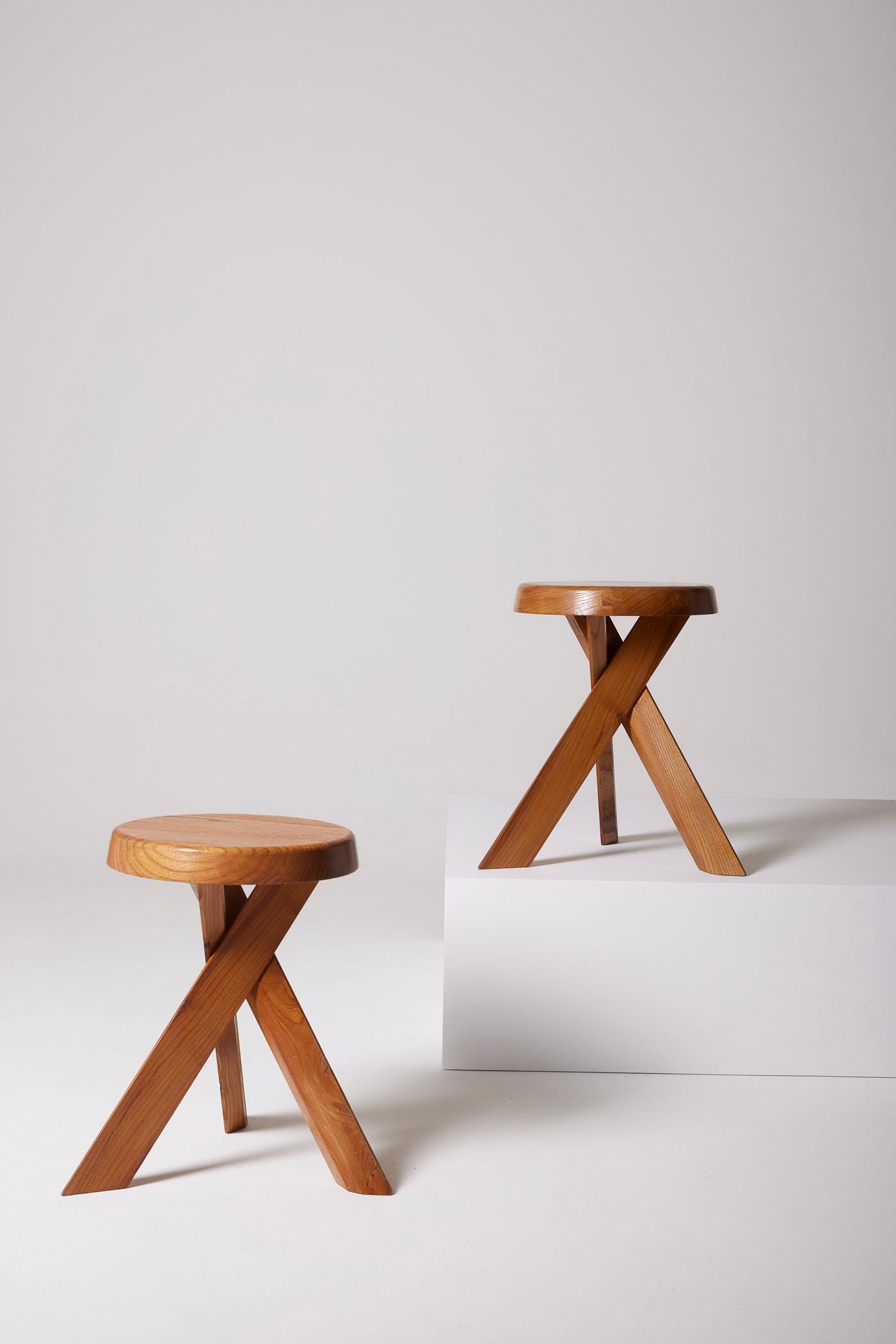 Stool S31 by French designer Pierre Chapo (1927-1987). This iconic stool is made of solid elm. Original edition from the 1970s in perfect original condition. Two stools available.
DV269-270