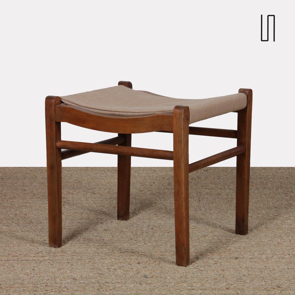 This wooden stool dates from the 1950s. It has been fully restored. The seat is made of burlap. 