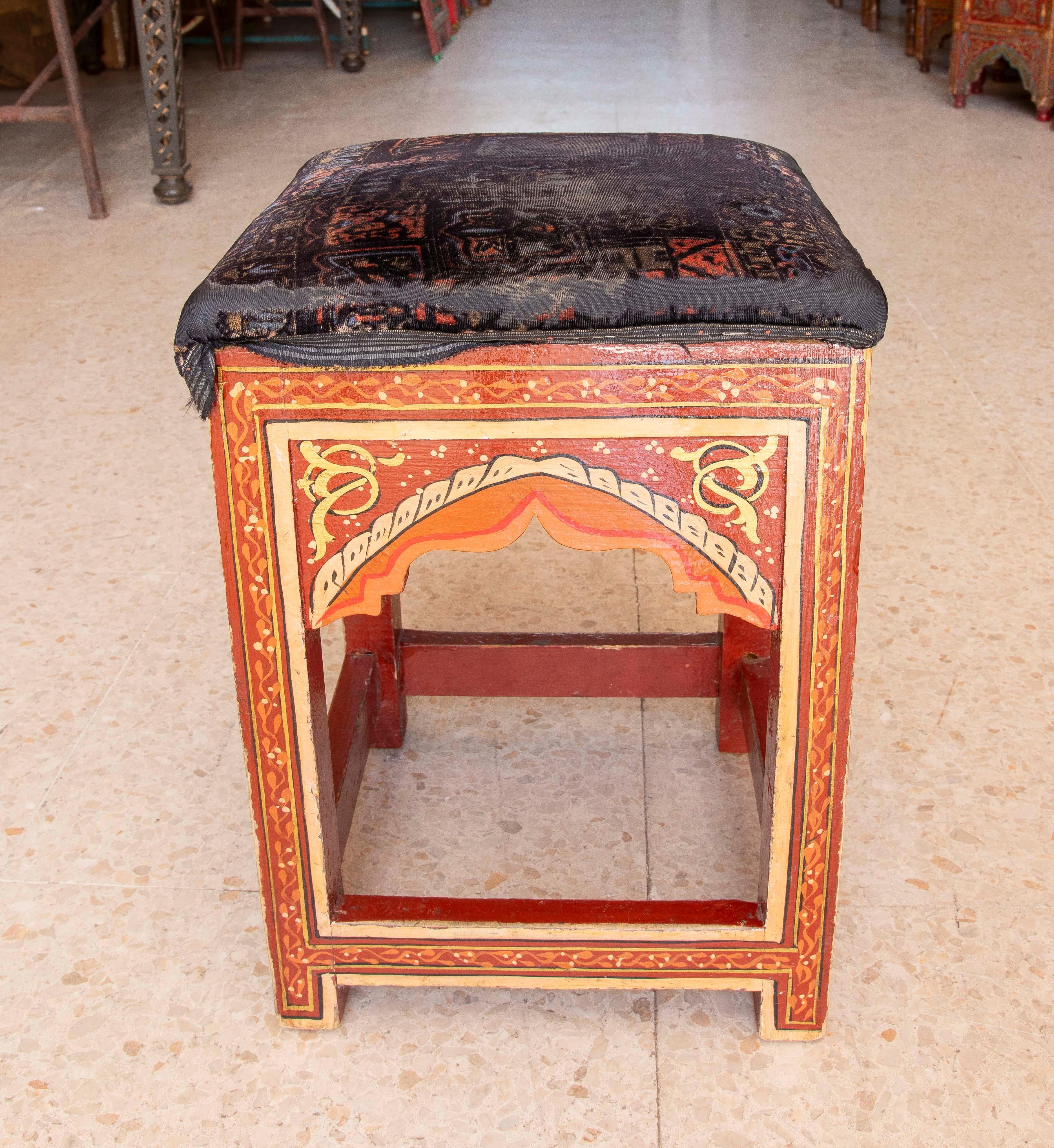 Marocain Tabouret de style mauresque peint à la main dans les tons rouges en vente
