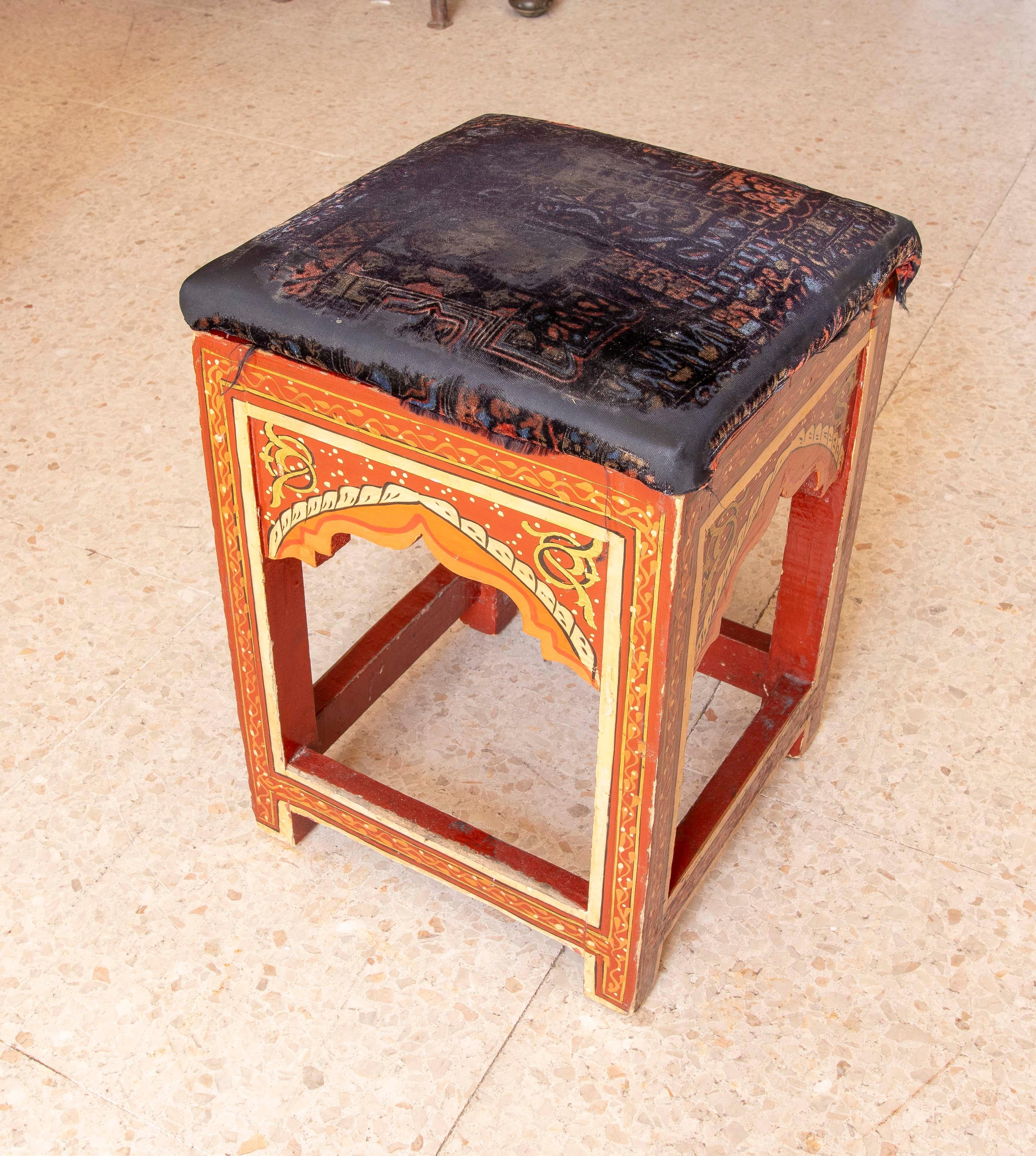 Bois Tabouret de style mauresque peint à la main dans les tons rouges en vente