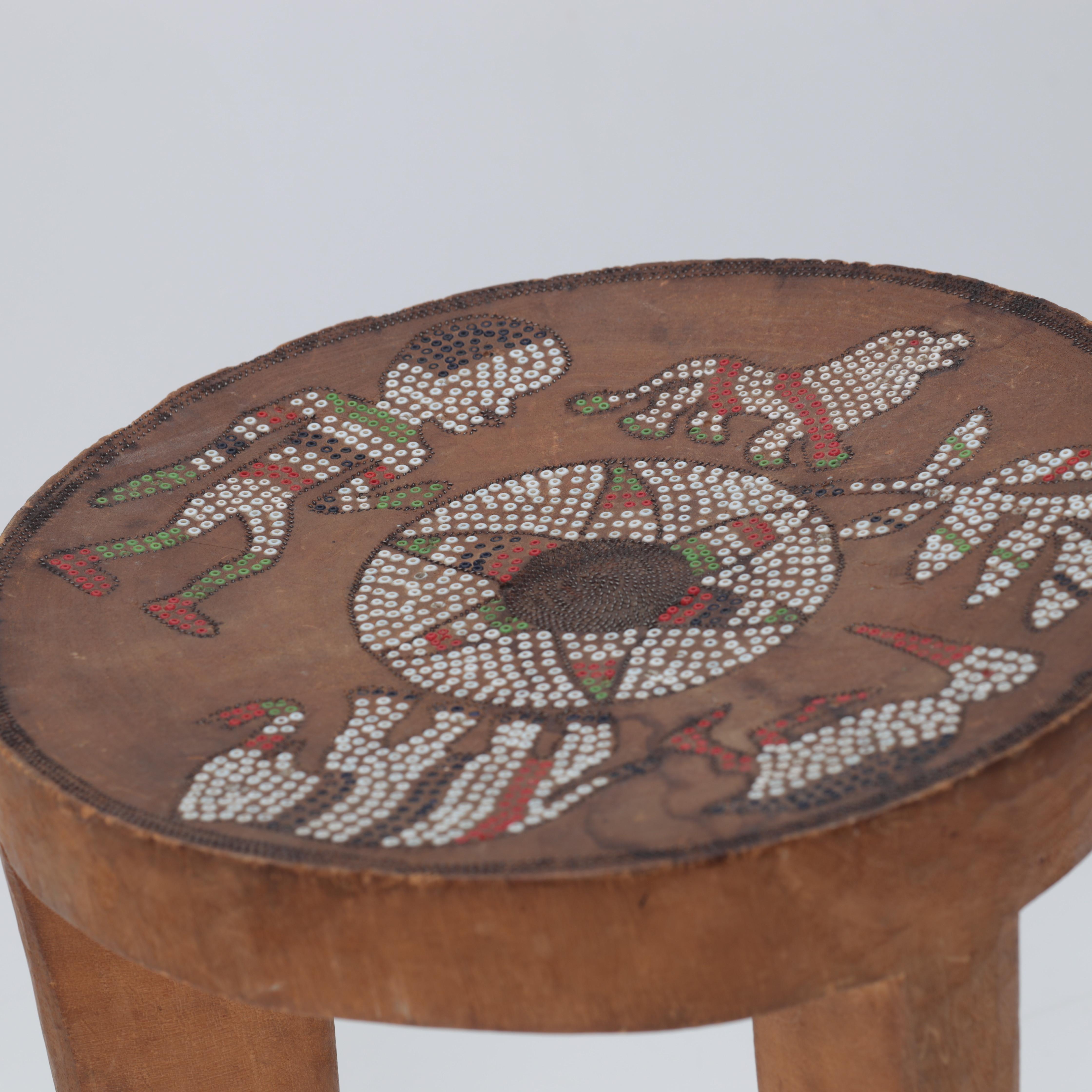 Kényan Tabouret/table en bois avec perles incrustées Kamba, Kenya, années 60 en vente