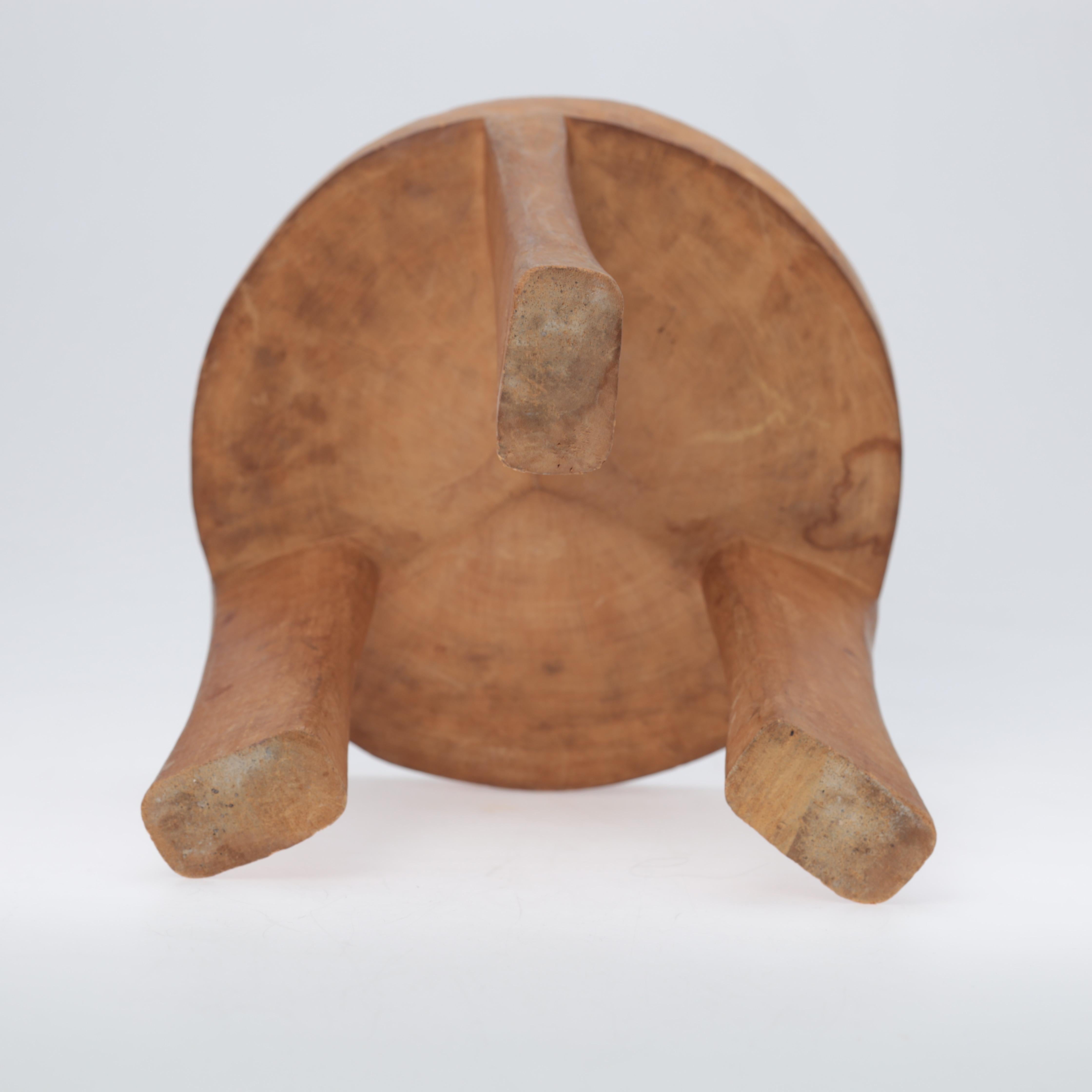 Tabouret/table en bois avec perles incrustées Kamba, Kenya, années 60 Bon état - En vente à Paris, FR