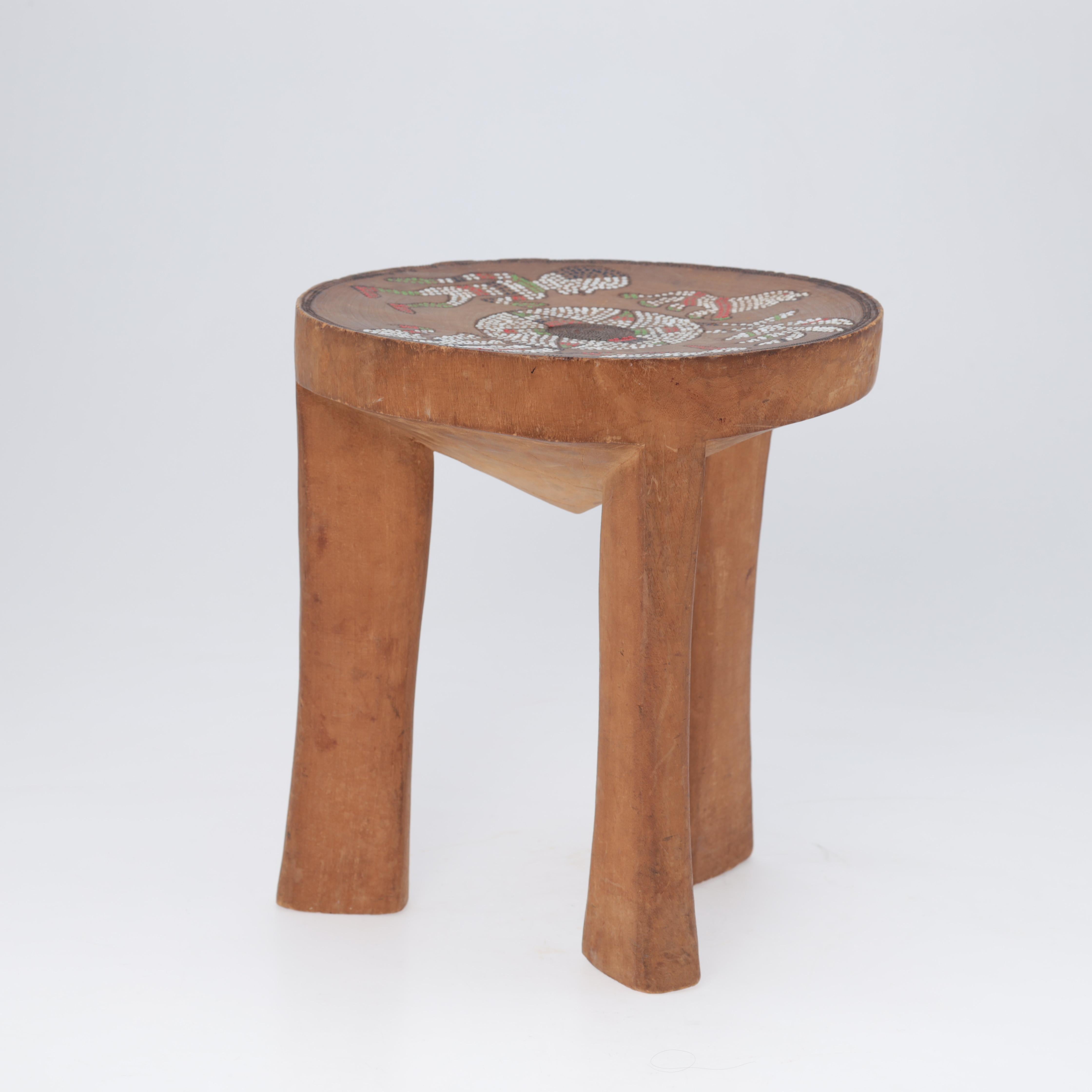 20ième siècle Tabouret/table en bois avec perles incrustées Kamba, Kenya, années 60 en vente