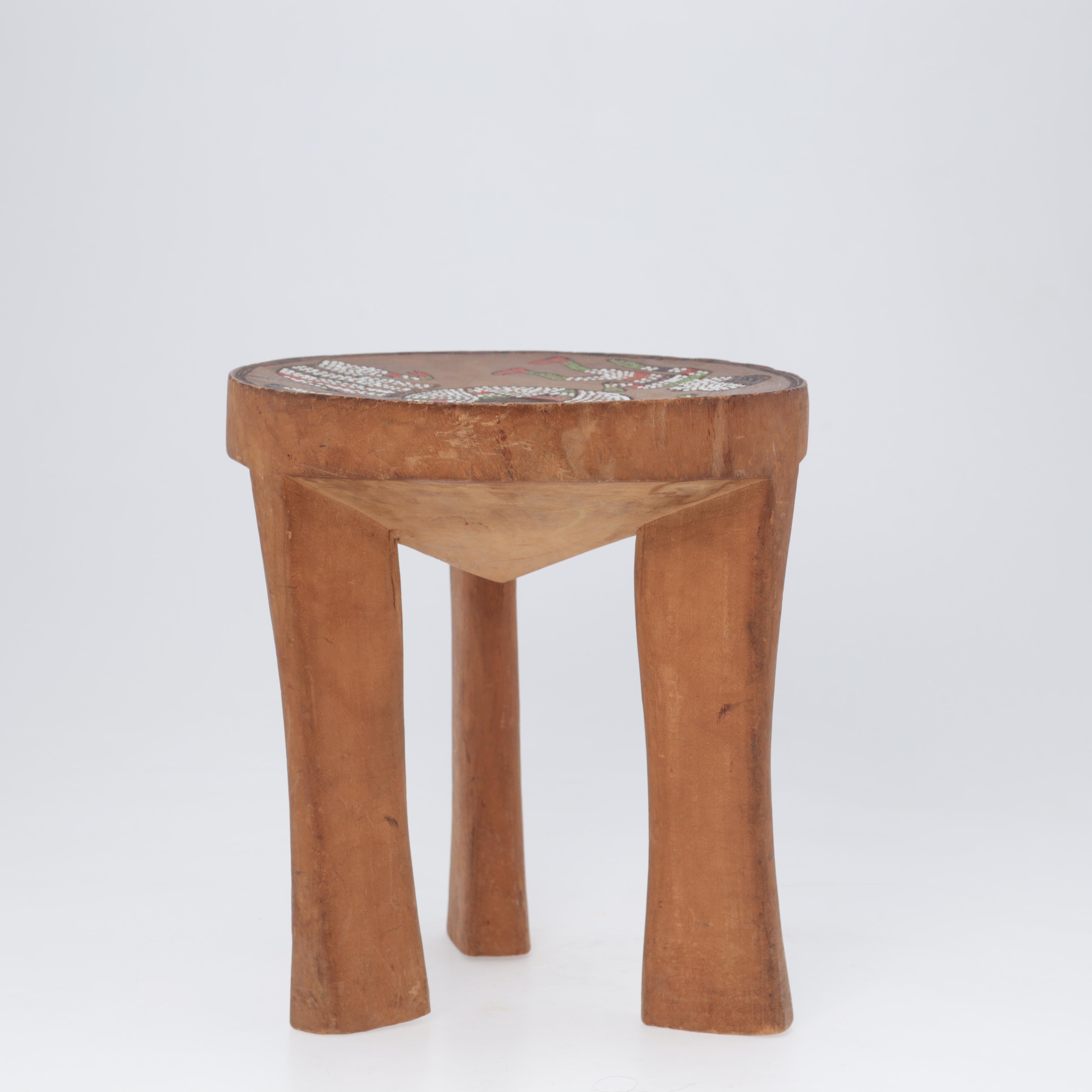 Bois Tabouret/table en bois avec perles incrustées Kamba, Kenya, années 60 en vente