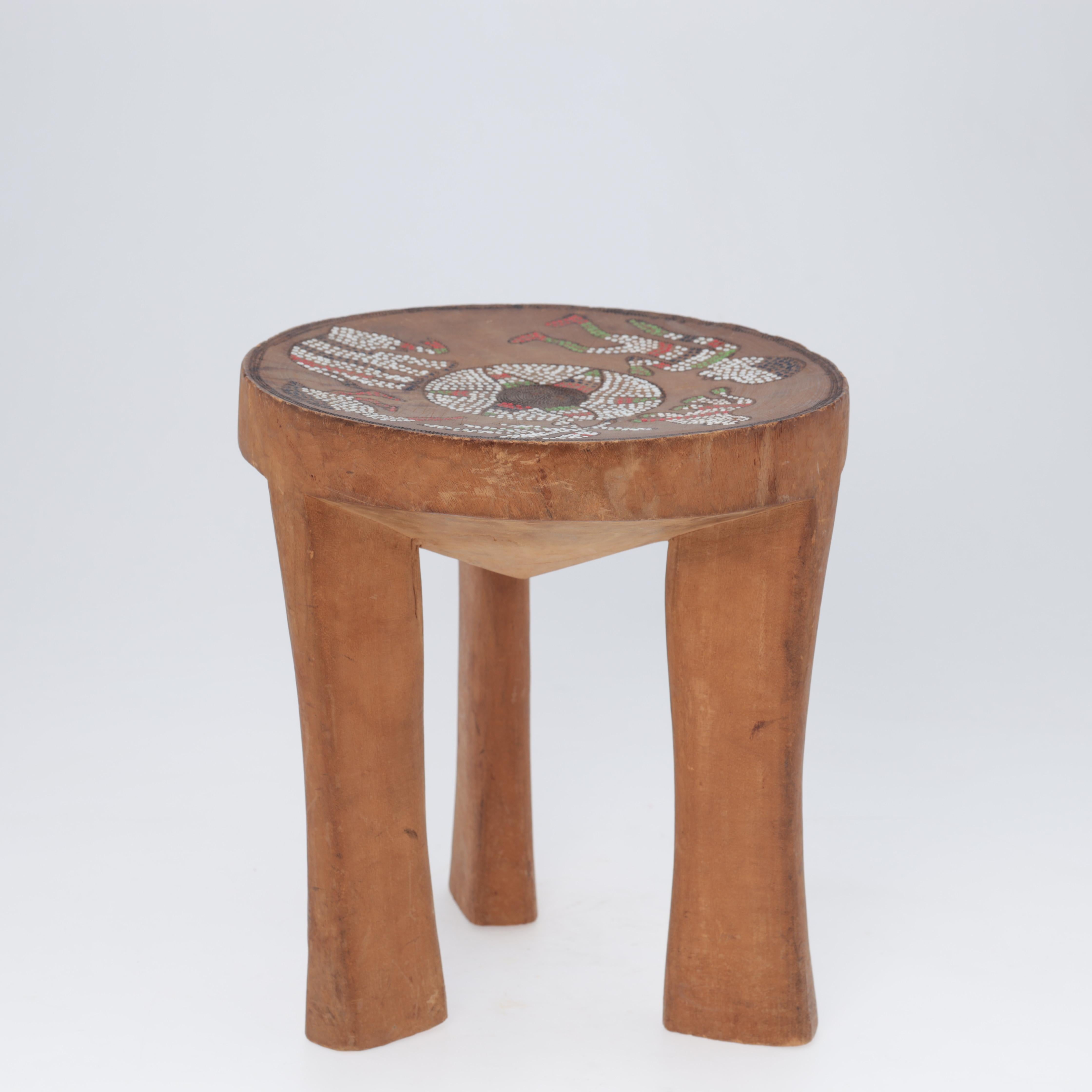 Tabouret/table en bois avec perles incrustées Kamba, Kenya, années 60 en vente 1