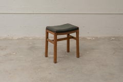 Sgabello in legno con seduta in pelle verde