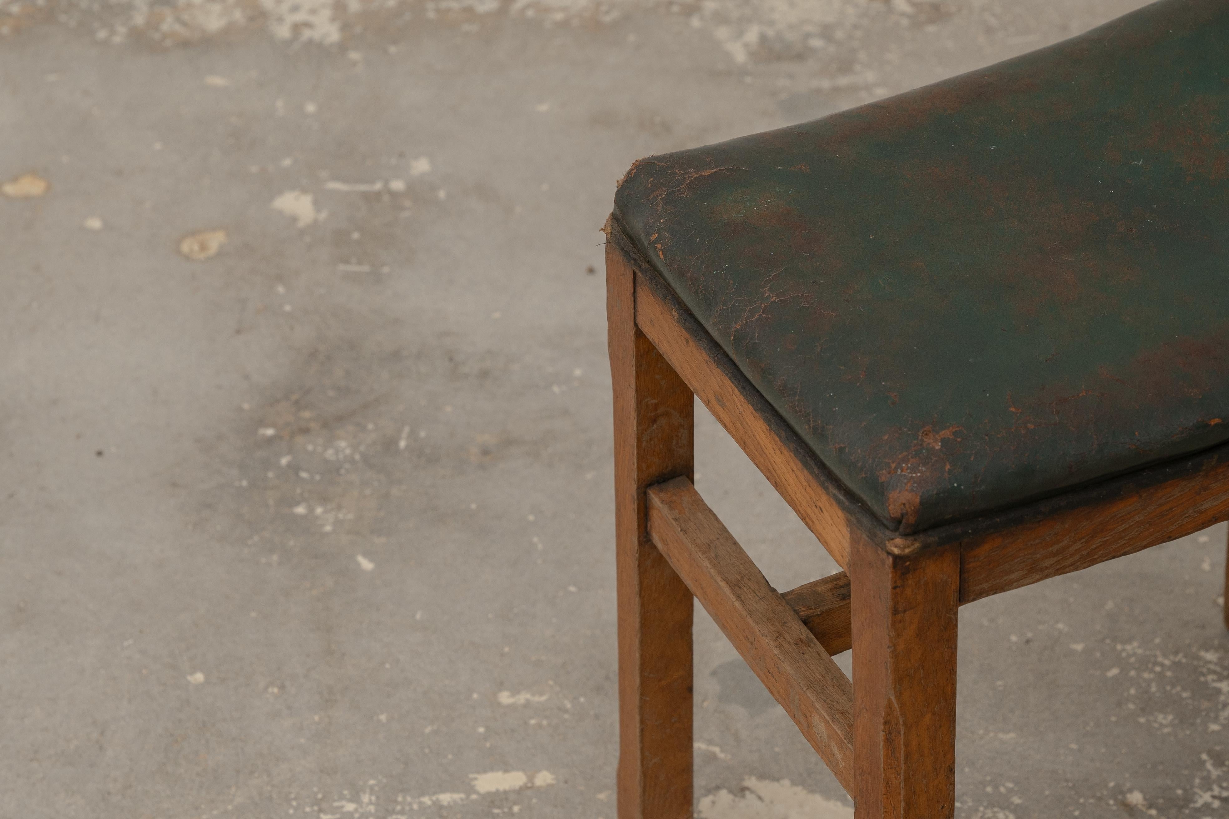 Taburete de madera con asiento de cuero verde Patinado en venta