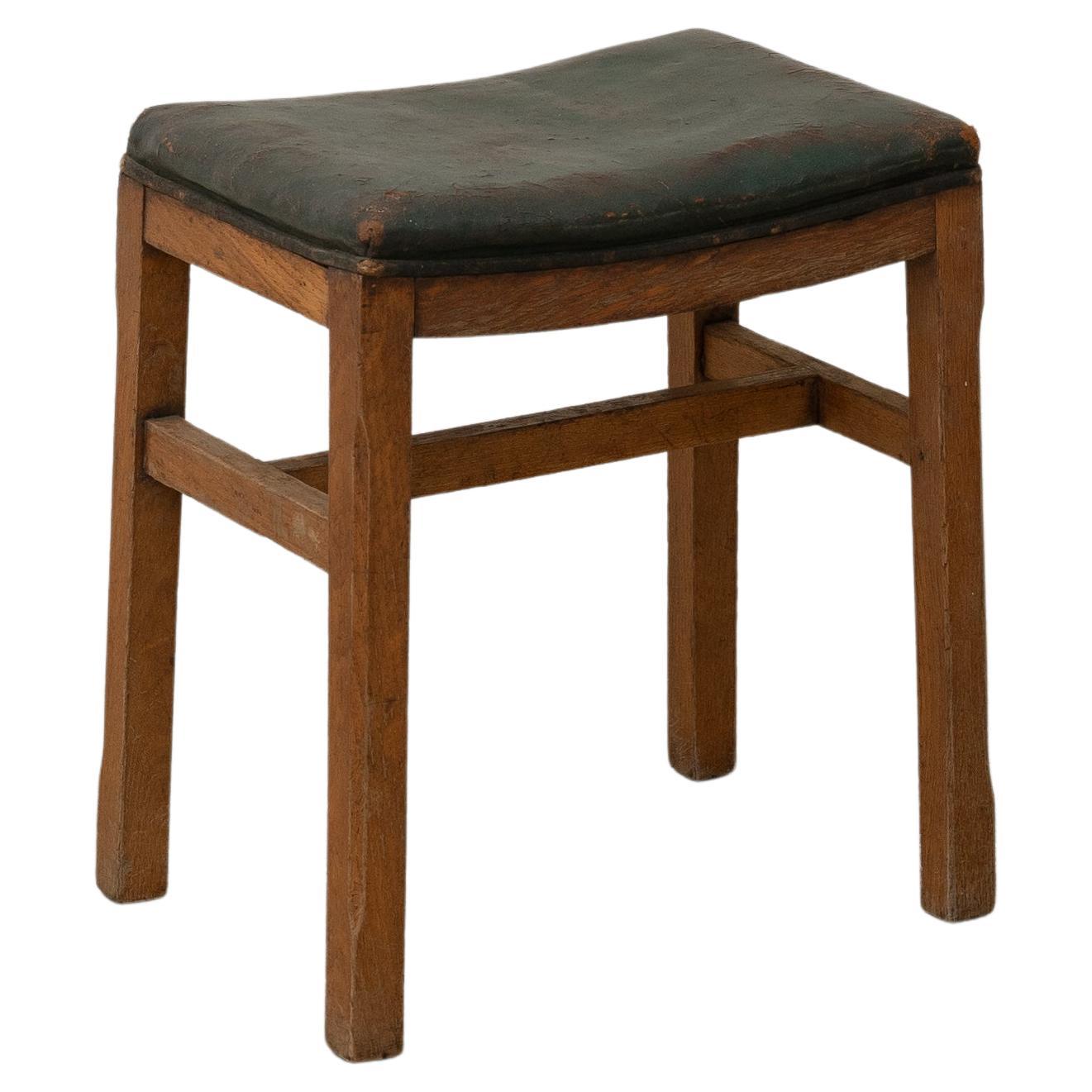 Taburete de madera con asiento de cuero verde en venta