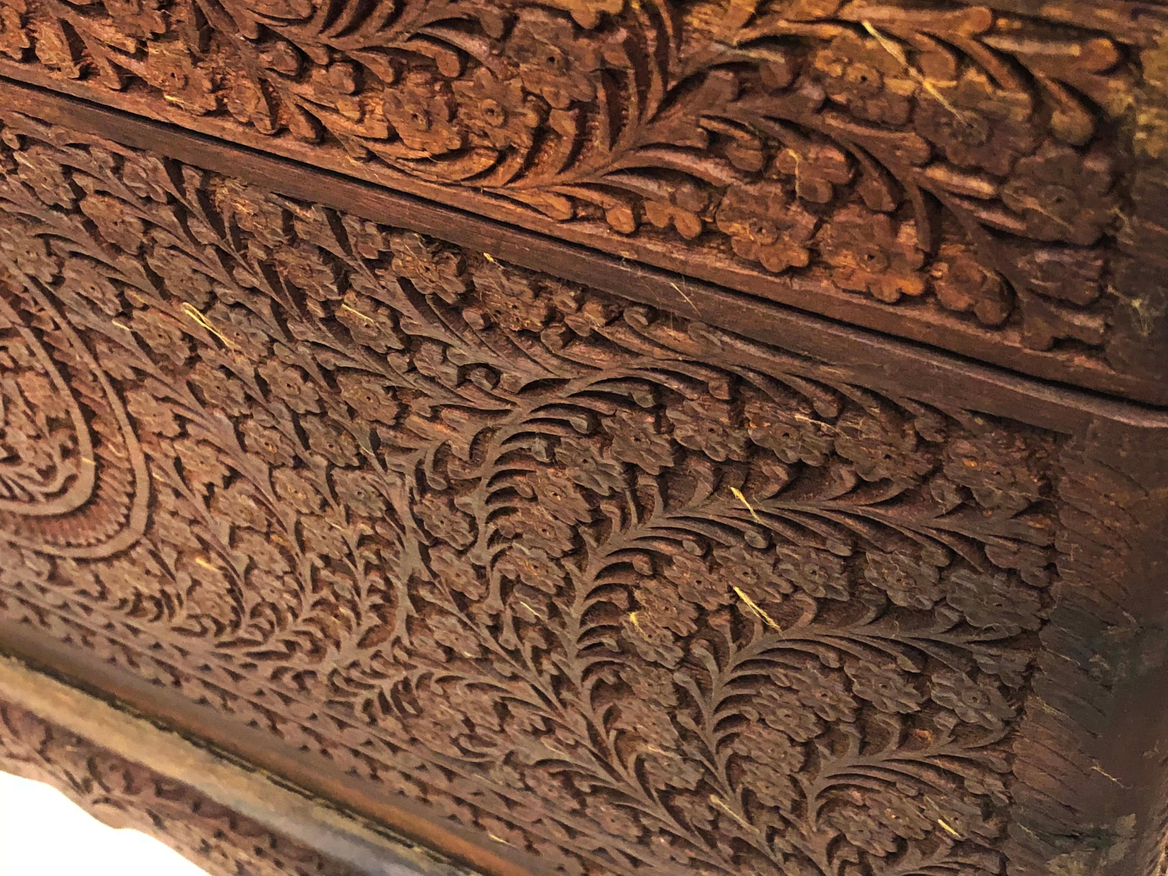 Boîte de rangement décorative en bois sculptée à la main en vente 7
