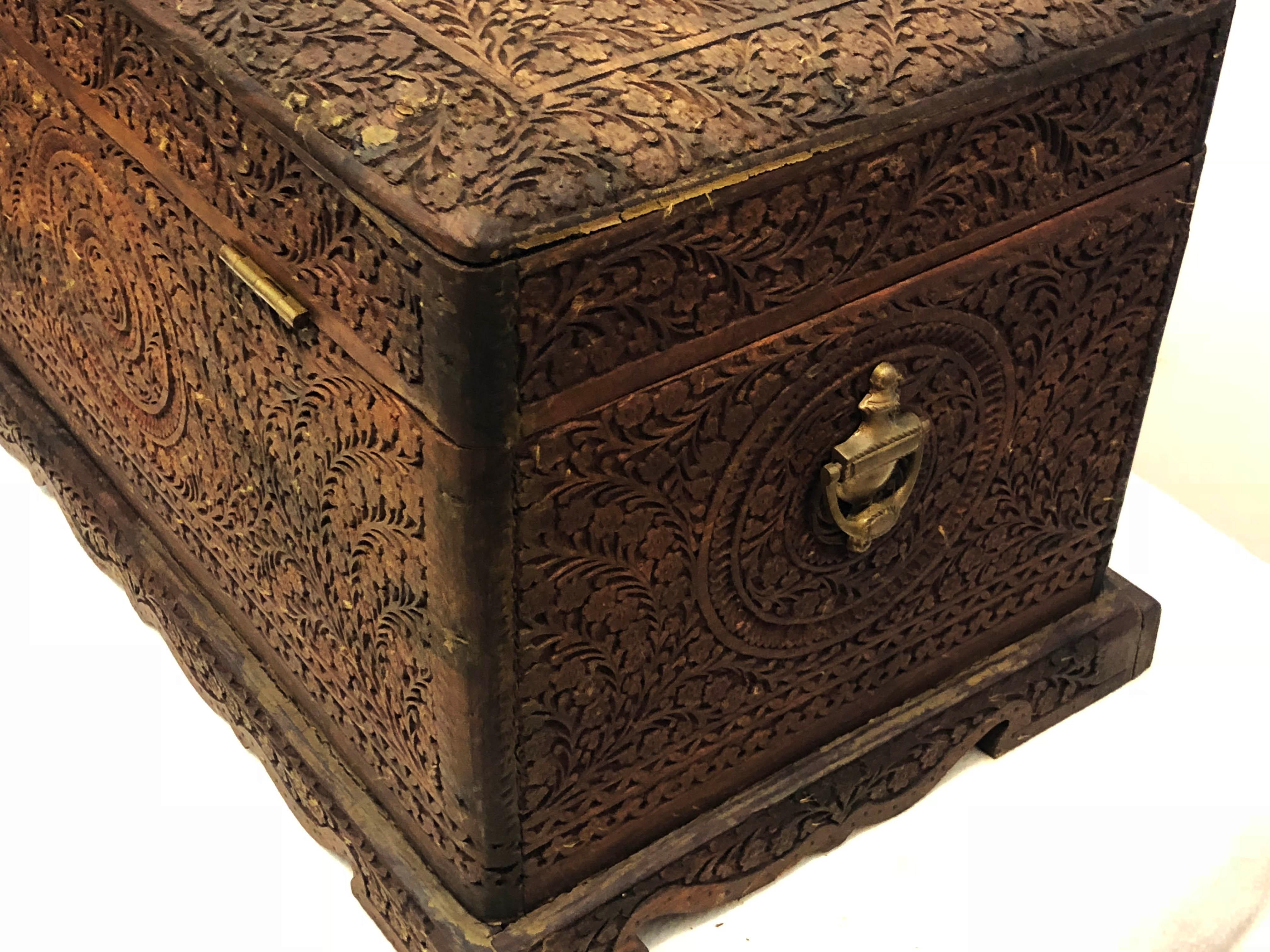 Wooden Storage Hand-Carved Decorative Box In Excellent Condition For Sale In Vienna, AT