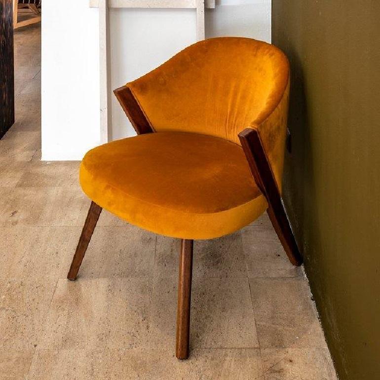 Holzstrukturierter Loungesessel mit Polsterung im Angebot 4