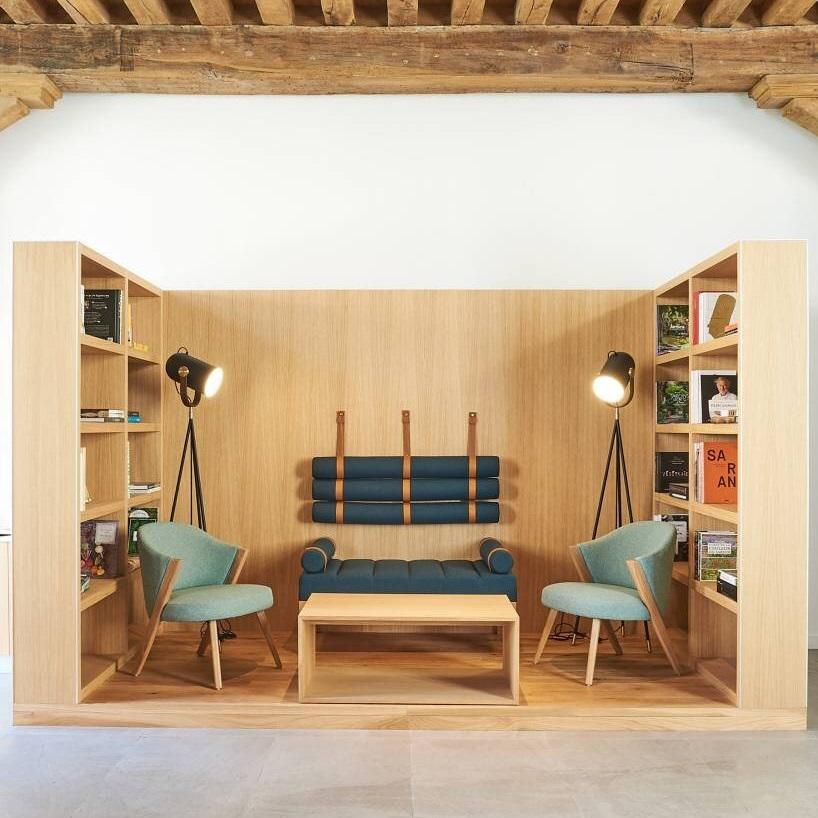 Holzstrukturierter Loungesessel mit Polsterung im Angebot 11