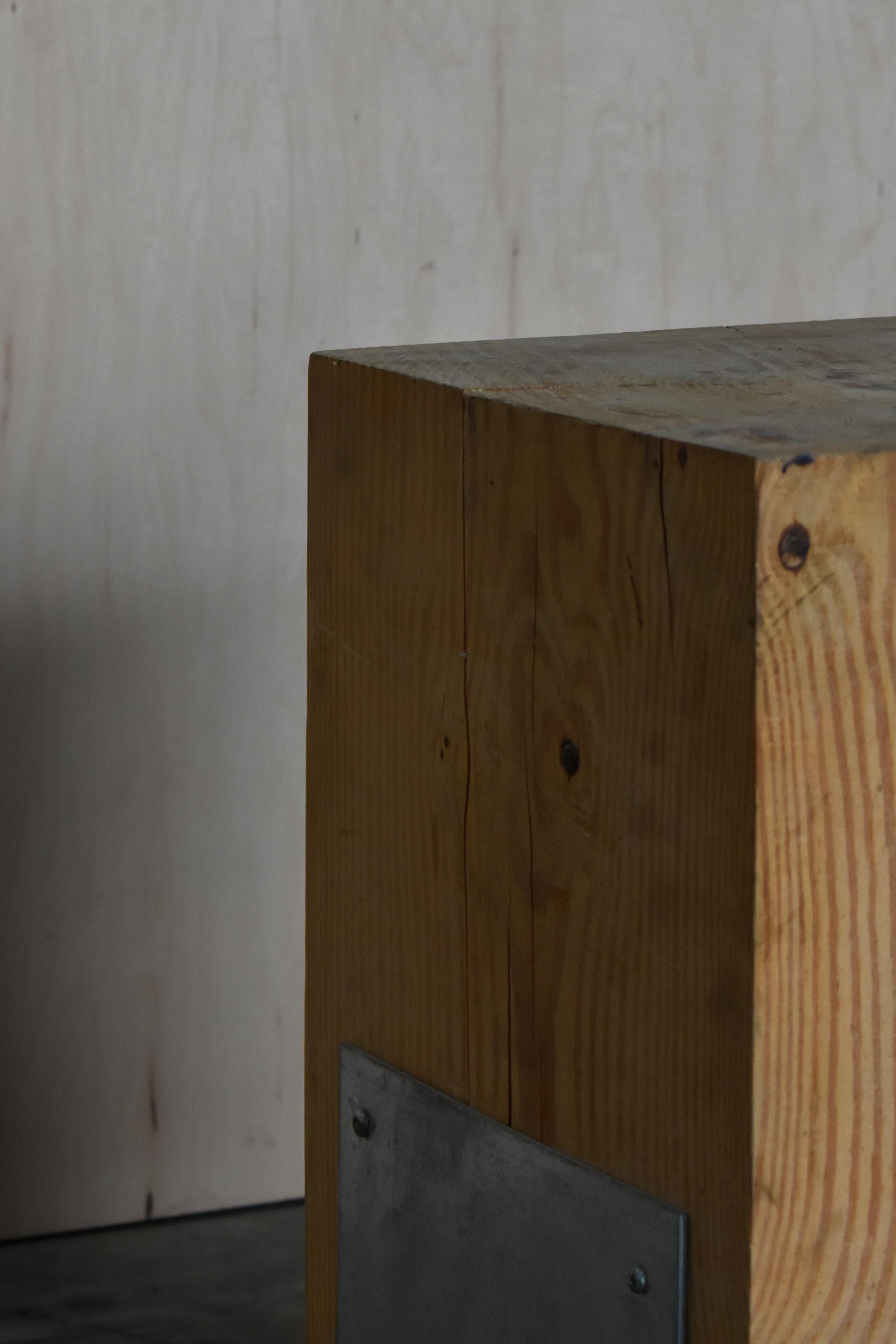 Souche en bois avec base en métal Bon état - En vente à Miami, FL