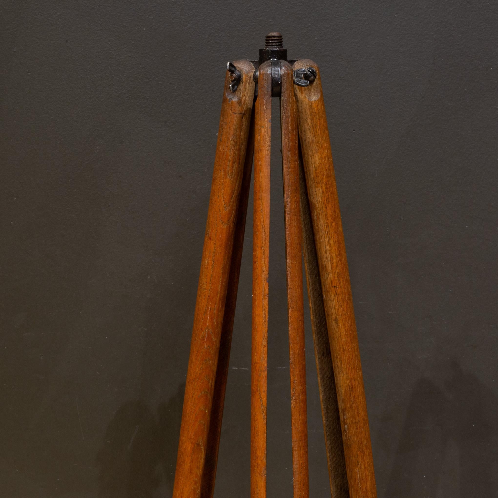 À PROPOS DE

Trépied d'arpenteur vintage en bois avec pieds peints et dessus en métal. 

    CRÉATEUR Peut-être Dietzgen.
    A.I.C. c.1940s.
    MATÉRIAUX ET TECHNIQUES Métal, bois.
    CONDITION Bon. Usure conforme à l'âge et à l'utilisation.
   