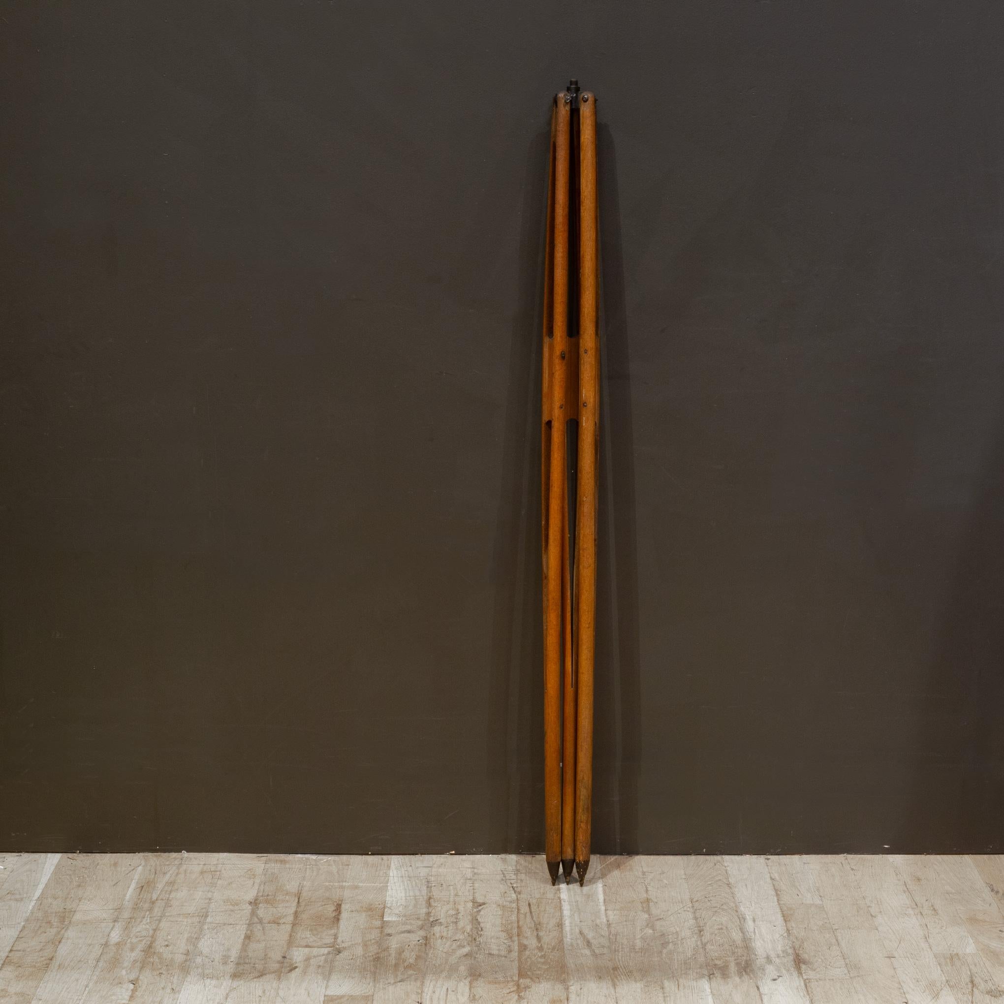 Américain Trépied de géomètre en bois Transit Scope c.C. 1940 en vente