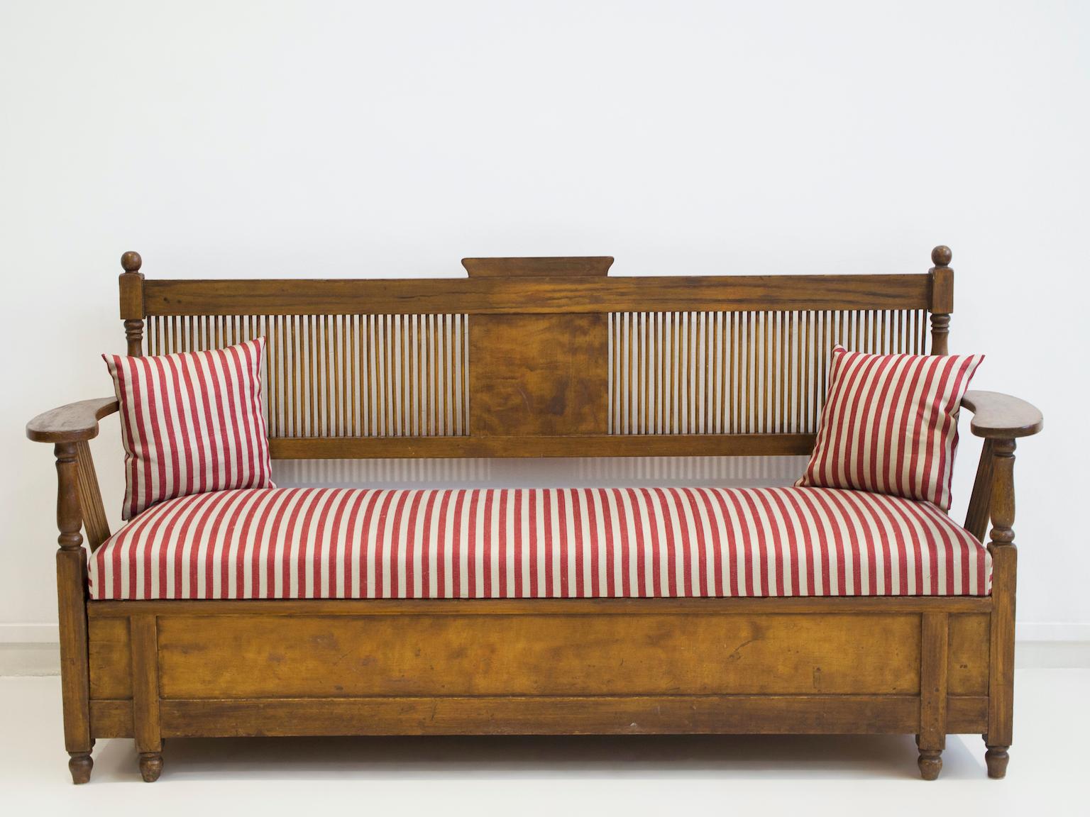 Sofa aus gebeiztem Holz, 1899 von Carl Westman entworfen. Modell 