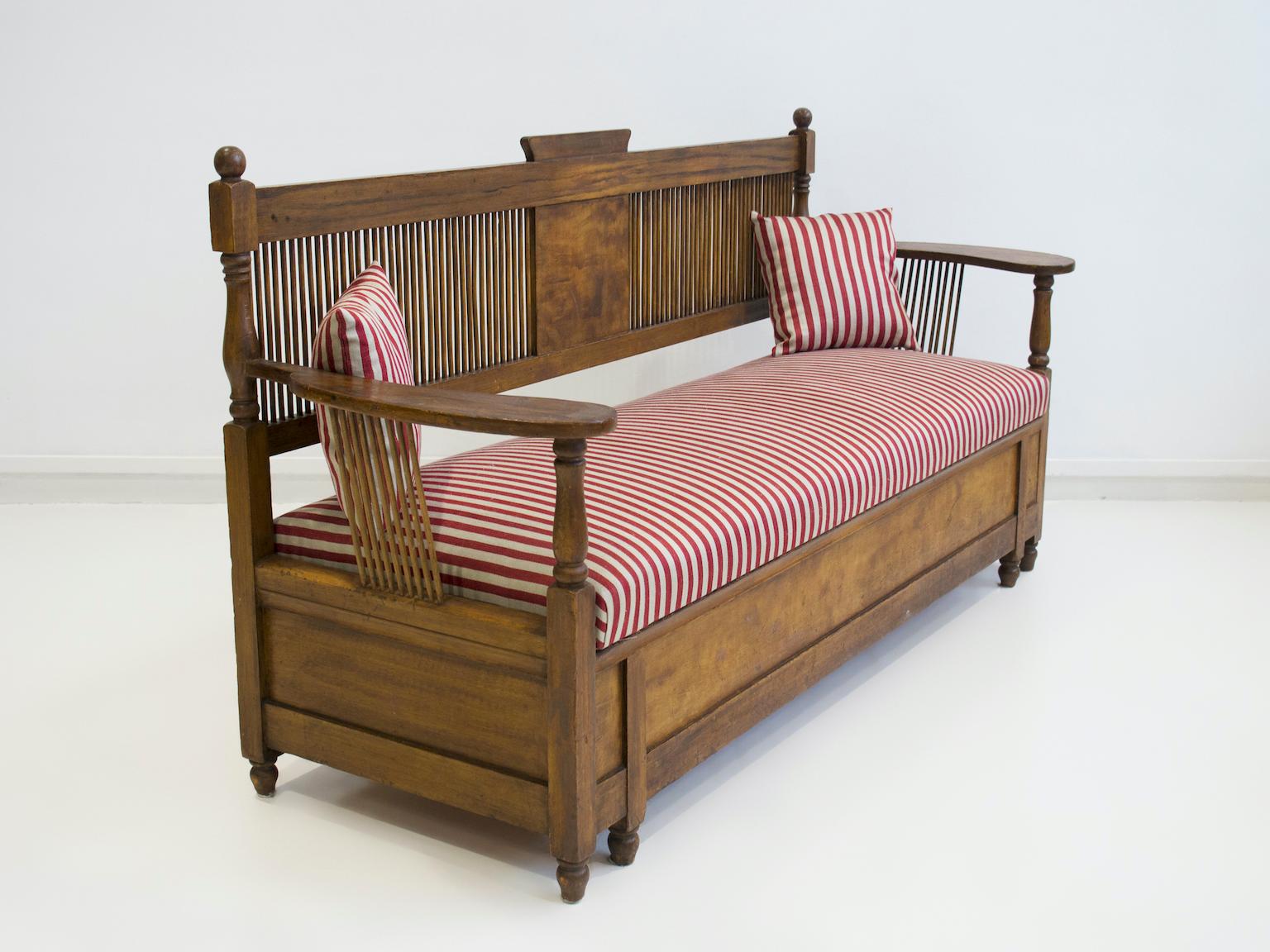 Schwedisches Holz-Sofa, entworfen von Carl Westman (Gebeizt) im Angebot