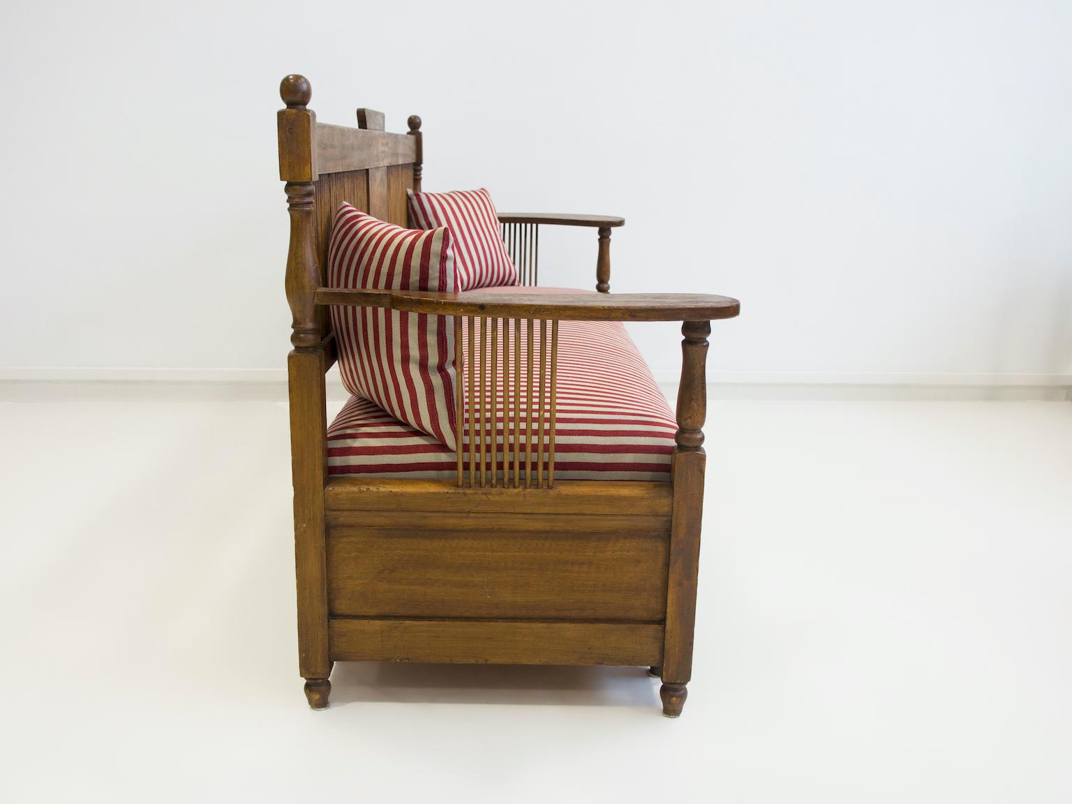 Schwedisches Holz-Sofa, entworfen von Carl Westman (Stoff) im Angebot