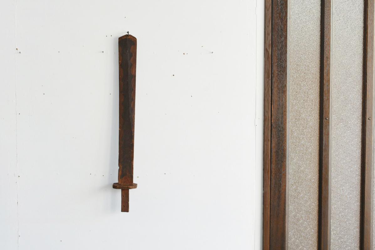 This is an introduction to a slightly unusual item.
This is a wooden sword possessed by the Buddha statue.
Only the sword remained.

Gods such as Fudo Myo, who reign as Buddhist guardians, have such swords.
In addition, Buddha statues in the