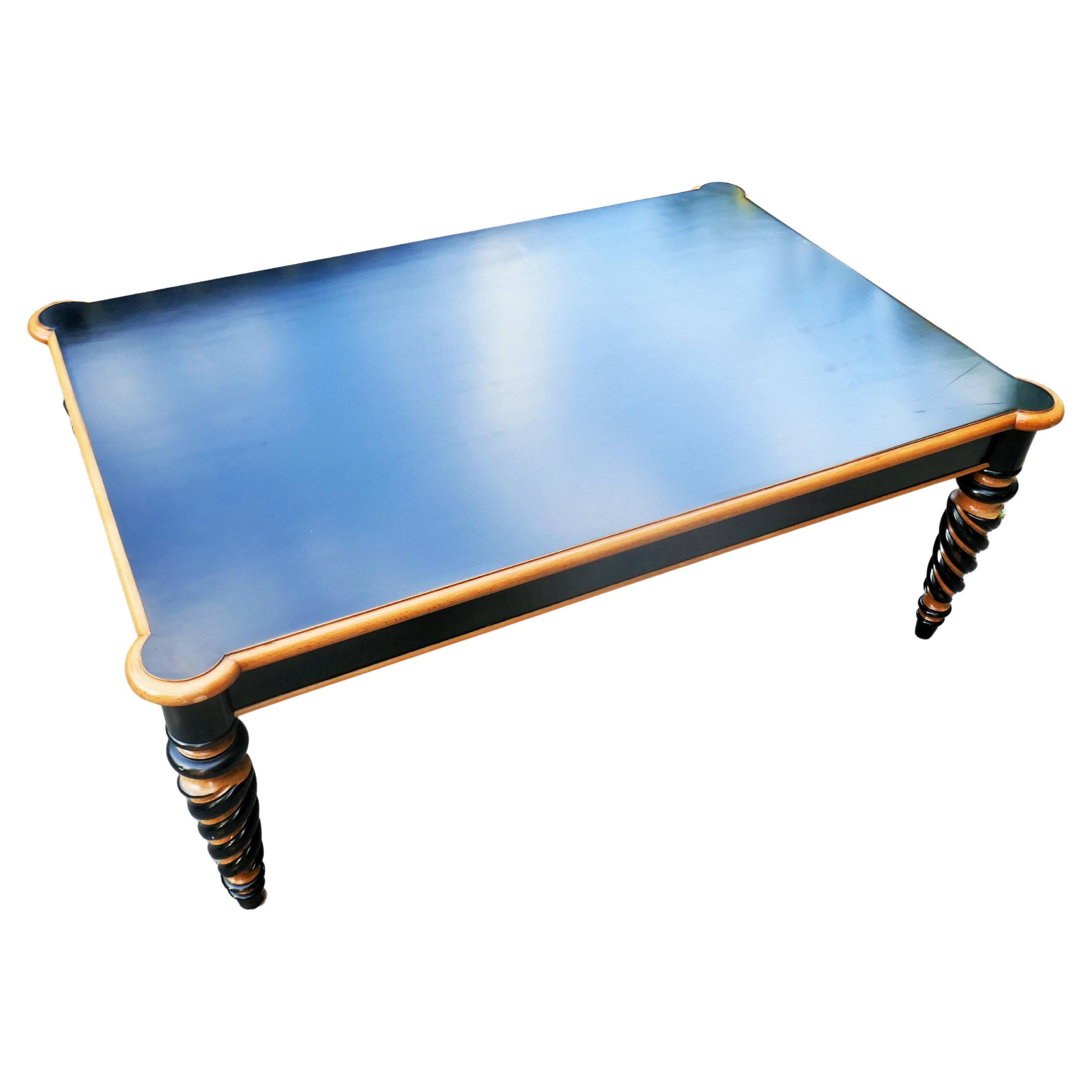 Wooden table in vendita