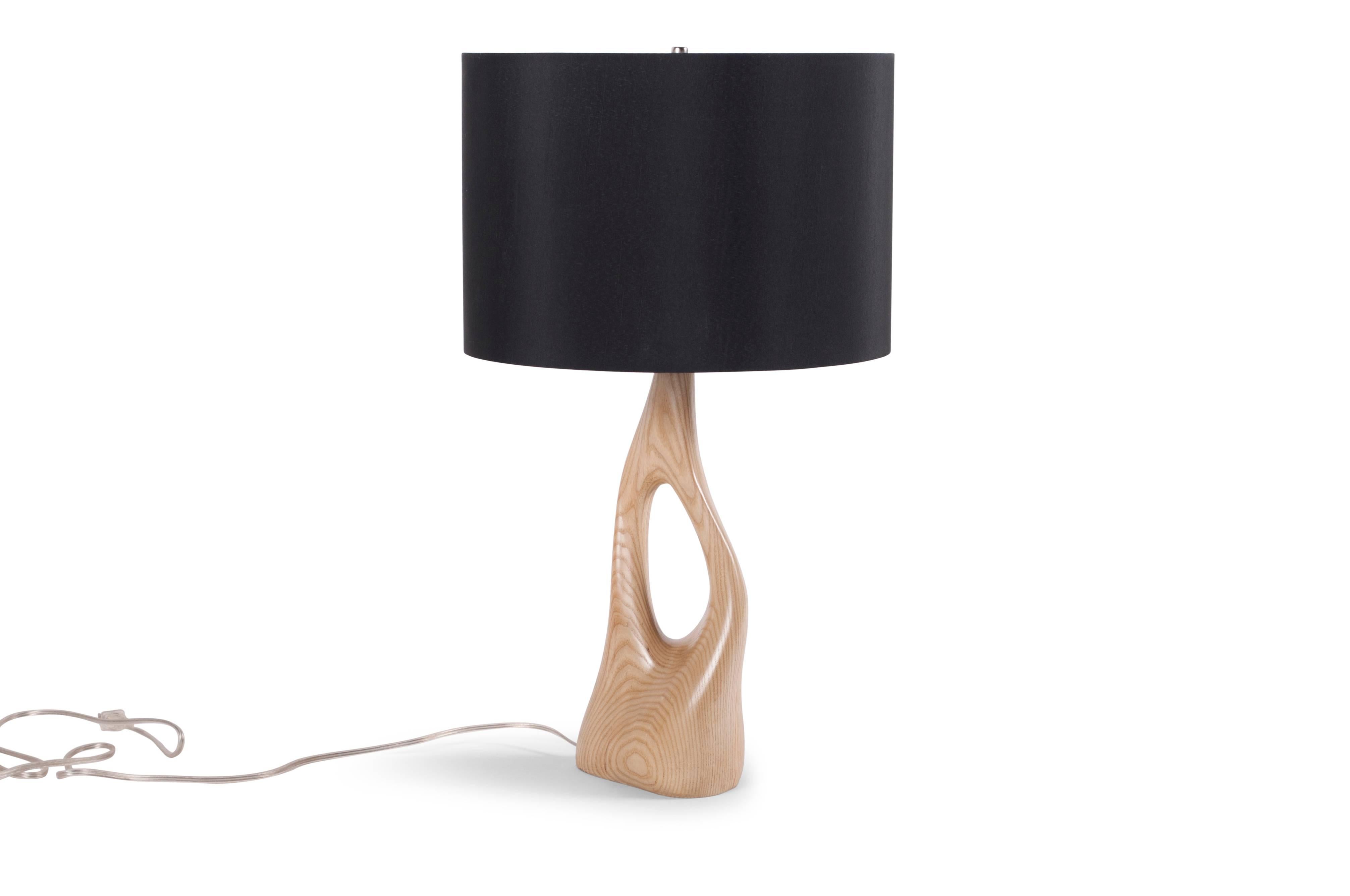 Lampe de table conçue par Amorph en bois de frêne massif. Couleur de la teinture : javellisé et teinté naturel
Dimension de la base : 16